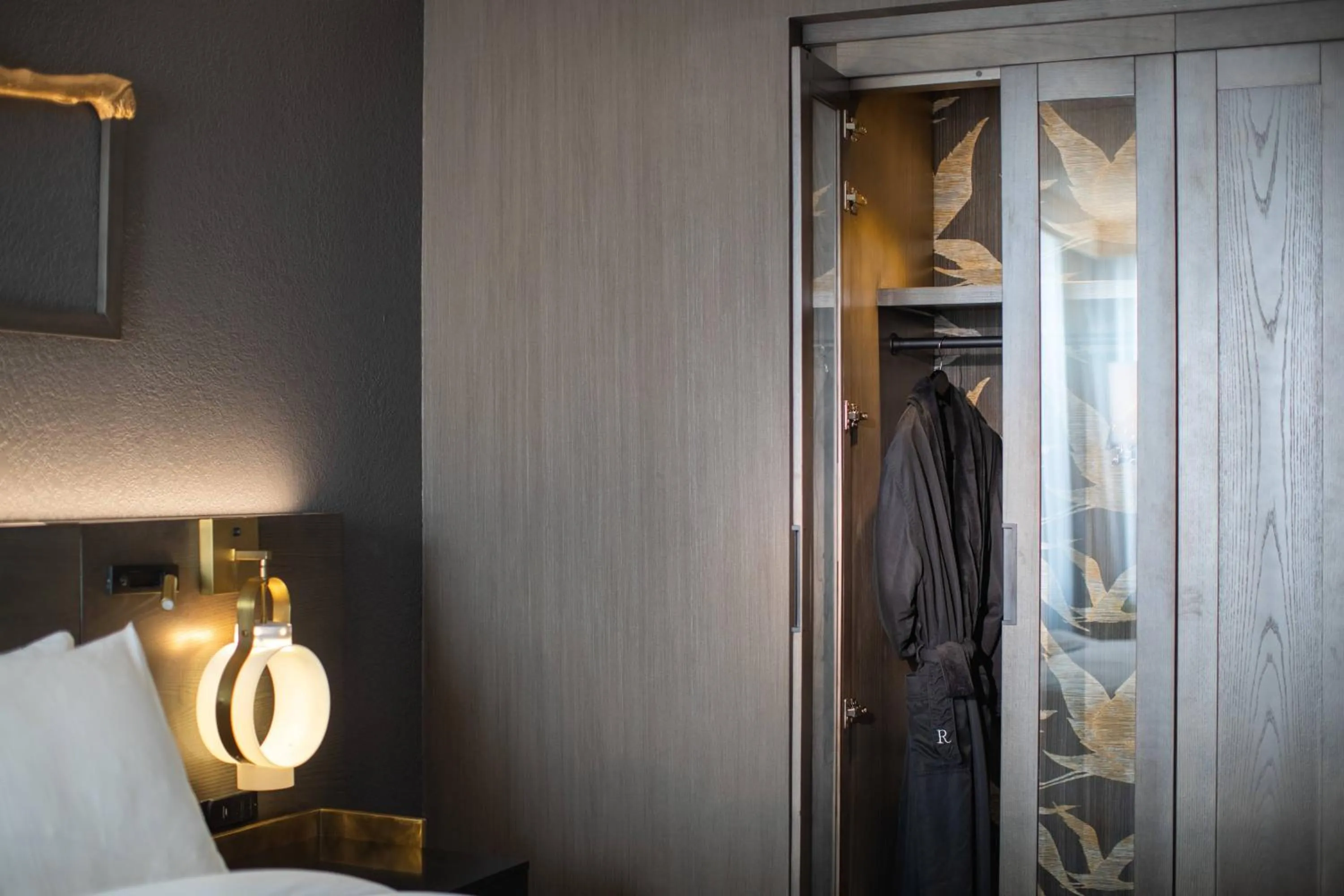 Photo of the whole room in Renaissance Chicago North Shore Hotel