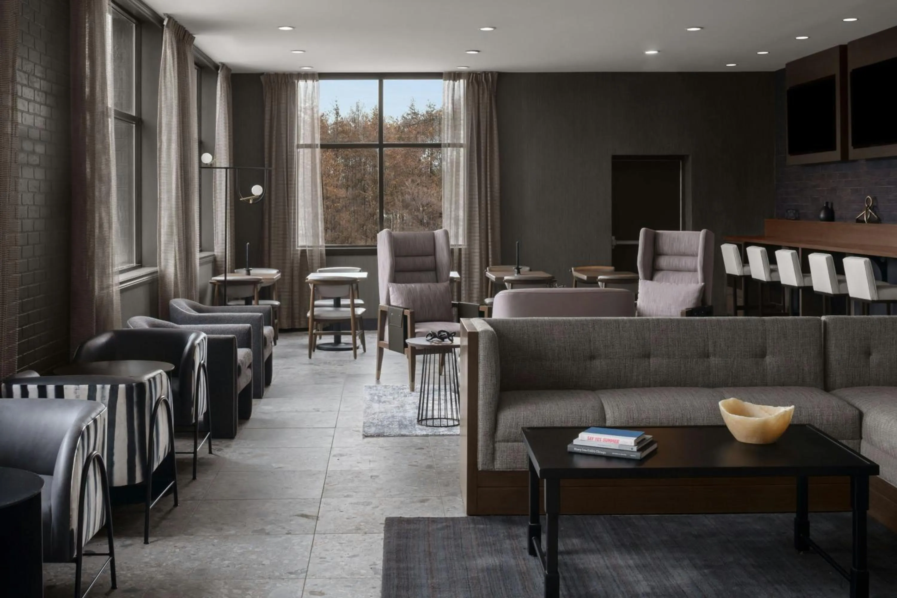 Lounge or bar in Renaissance Chicago North Shore Hotel