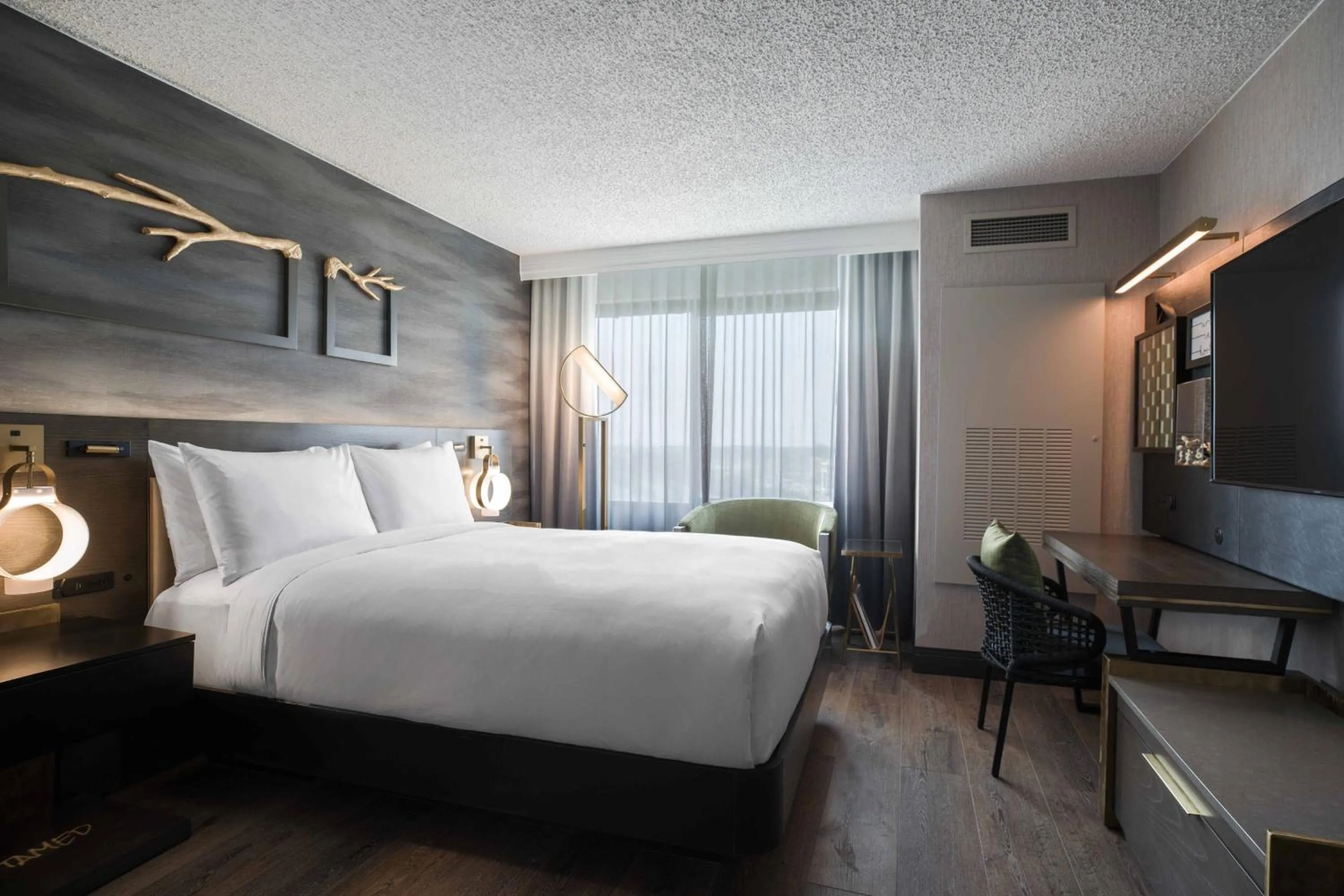 Photo of the whole room, Bed in Renaissance Chicago North Shore Hotel