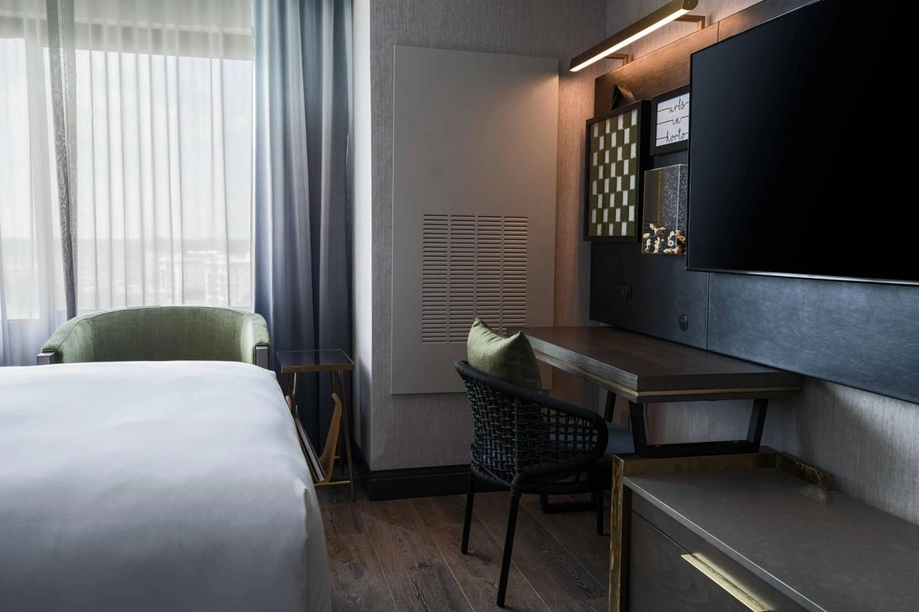 Photo of the whole room, Bed in Renaissance Chicago North Shore Hotel