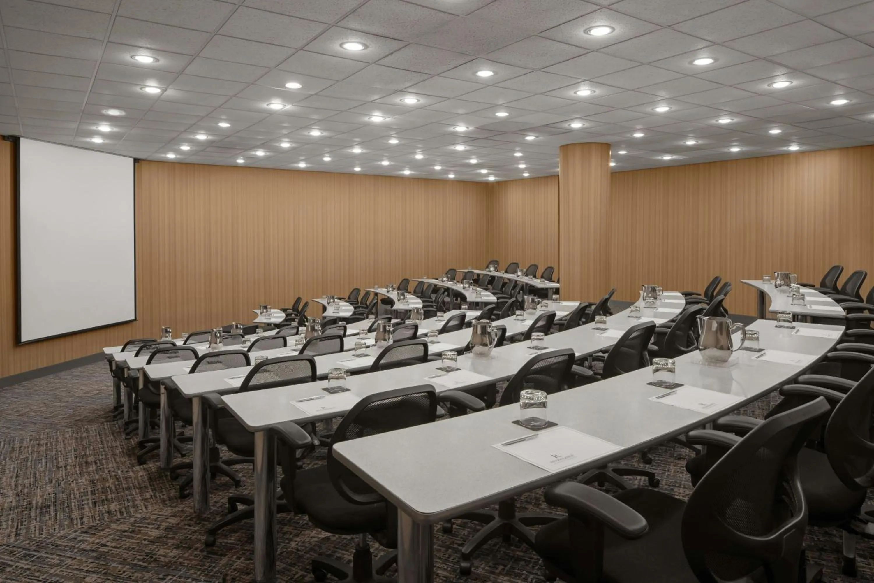 Meeting/conference room in Renaissance Chicago North Shore Hotel