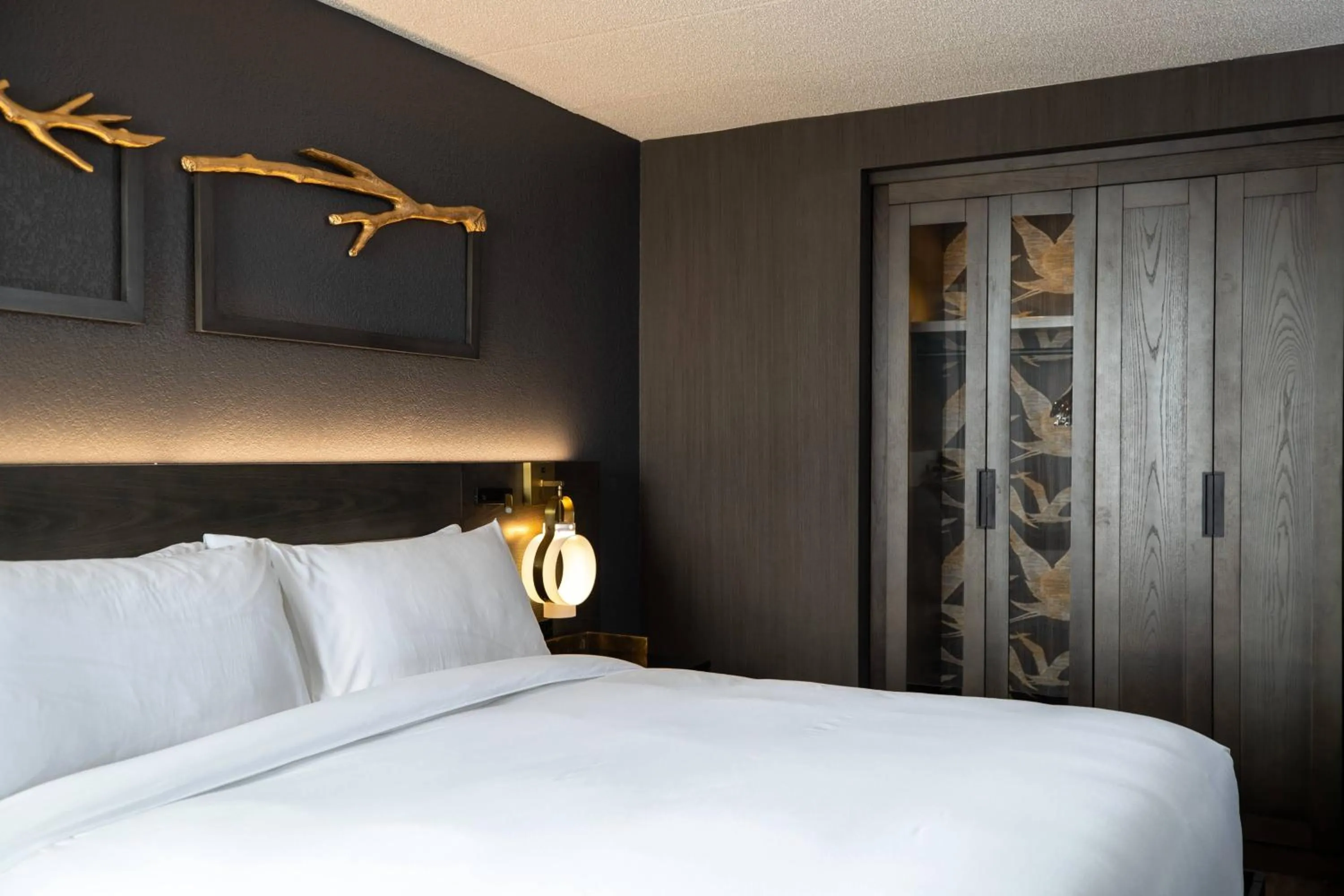 Photo of the whole room, Bed in Renaissance Chicago North Shore Hotel