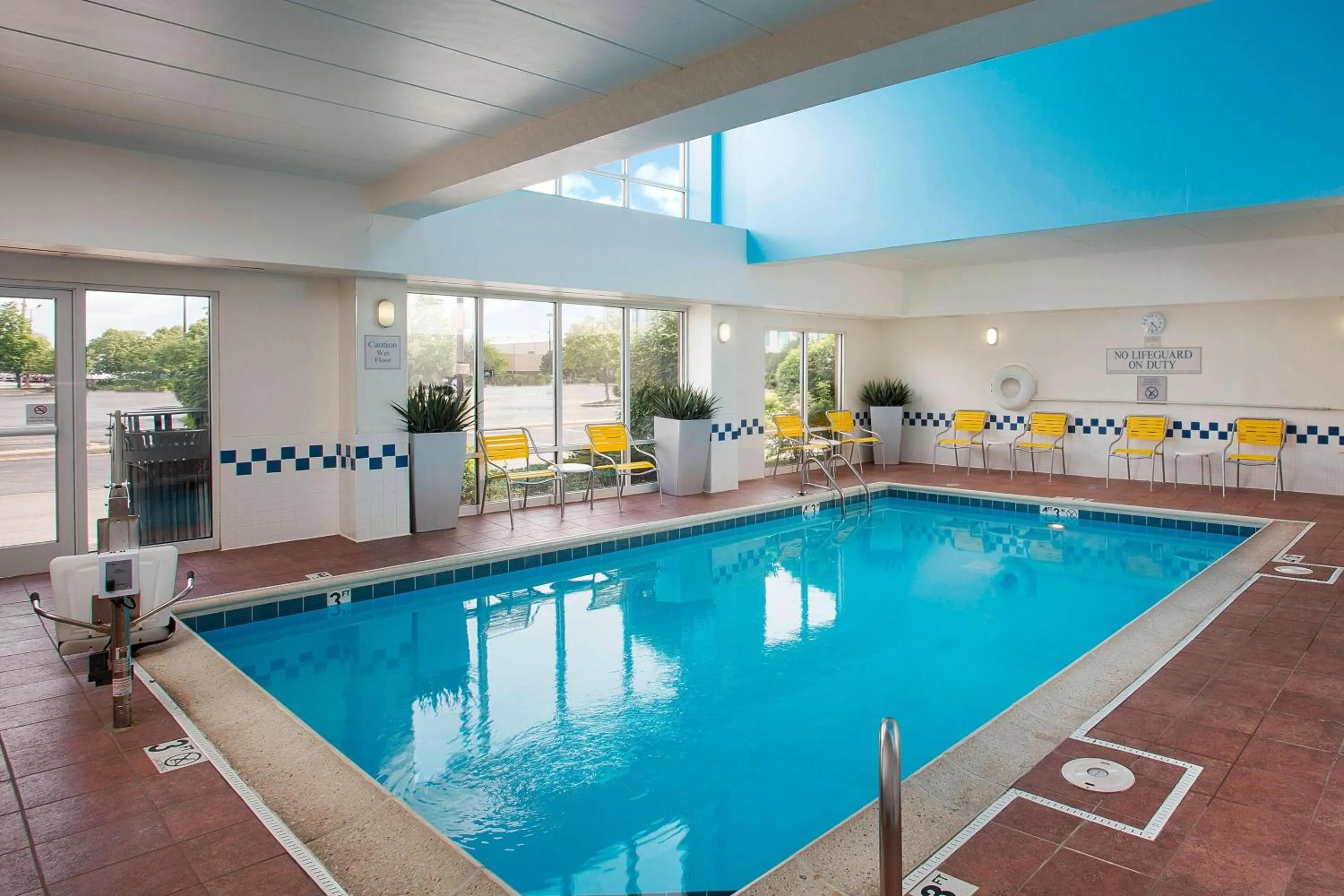 Swimming pool in Fairfield Inn & Suites Chicago Midway Airport