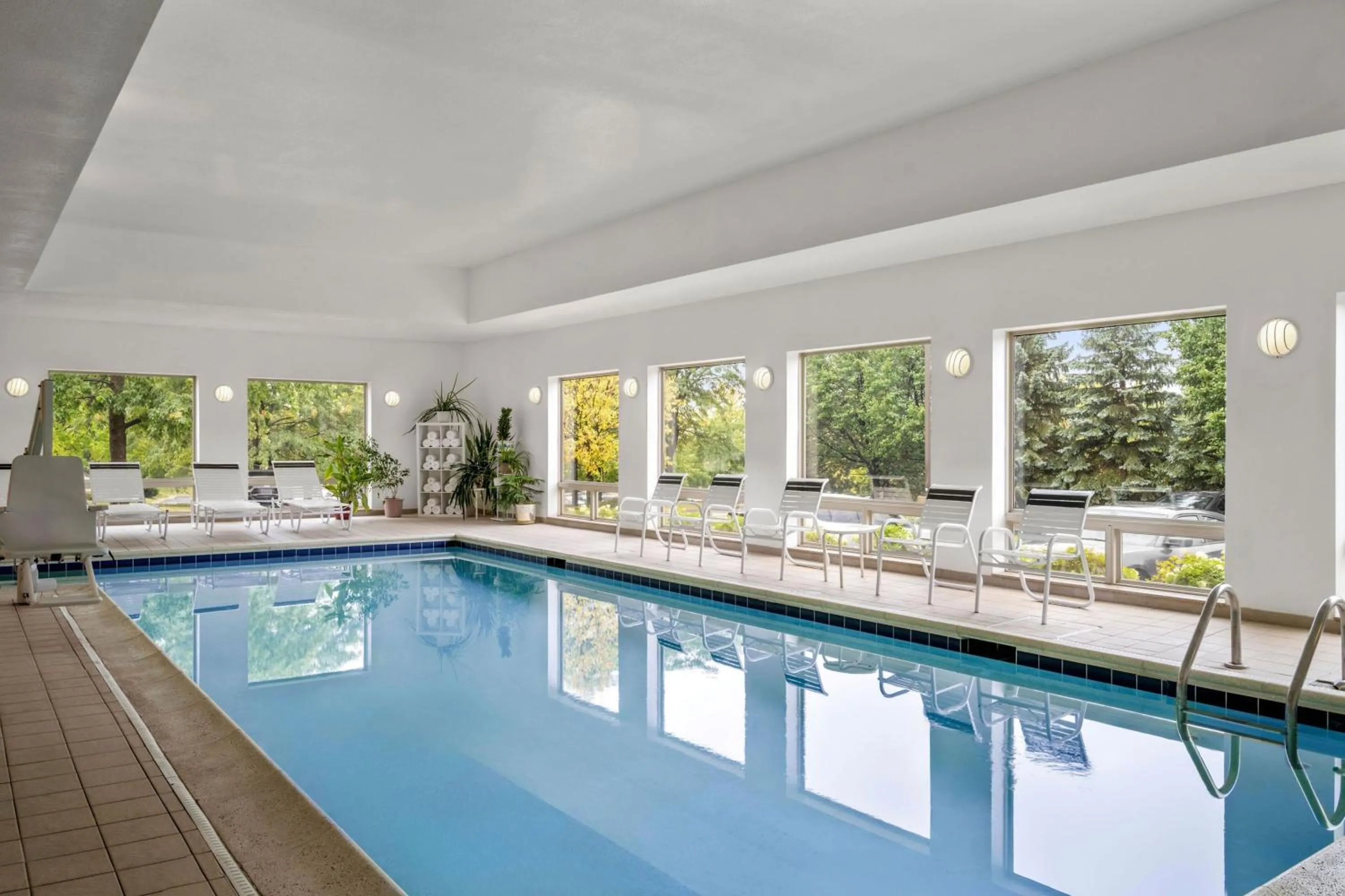 Swimming pool in Residence Inn by Marriott Chicago Naperville/Warrenville
