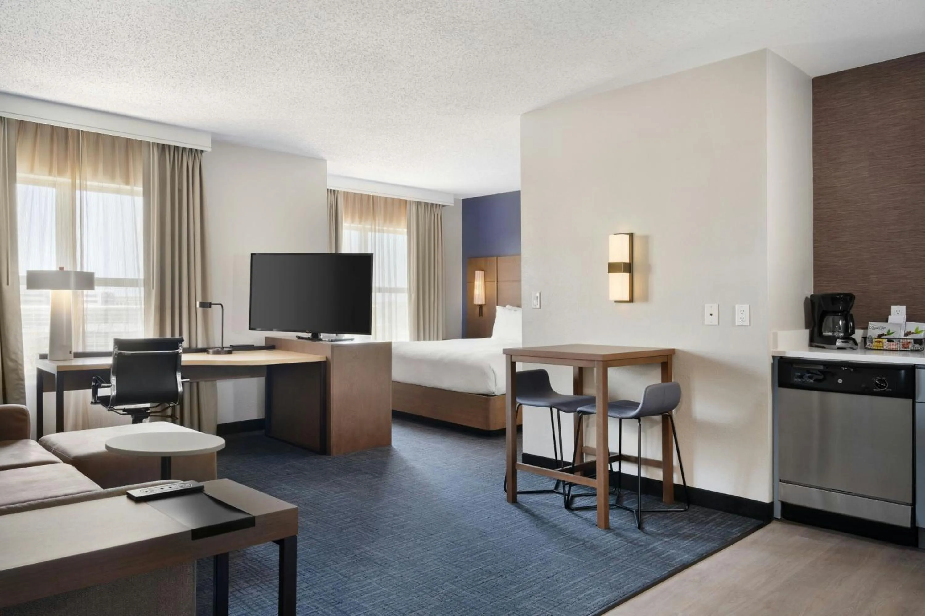 Living room, Bed in Residence Inn by Marriott Chicago Naperville/Warrenville
