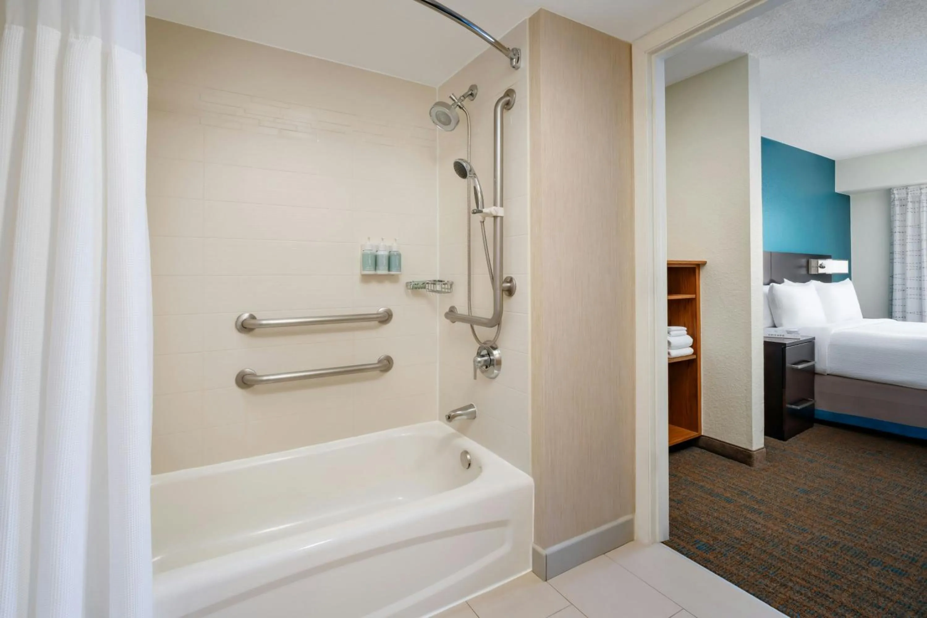 Bathroom, Bed in Residence Inn Chicago O'Hare