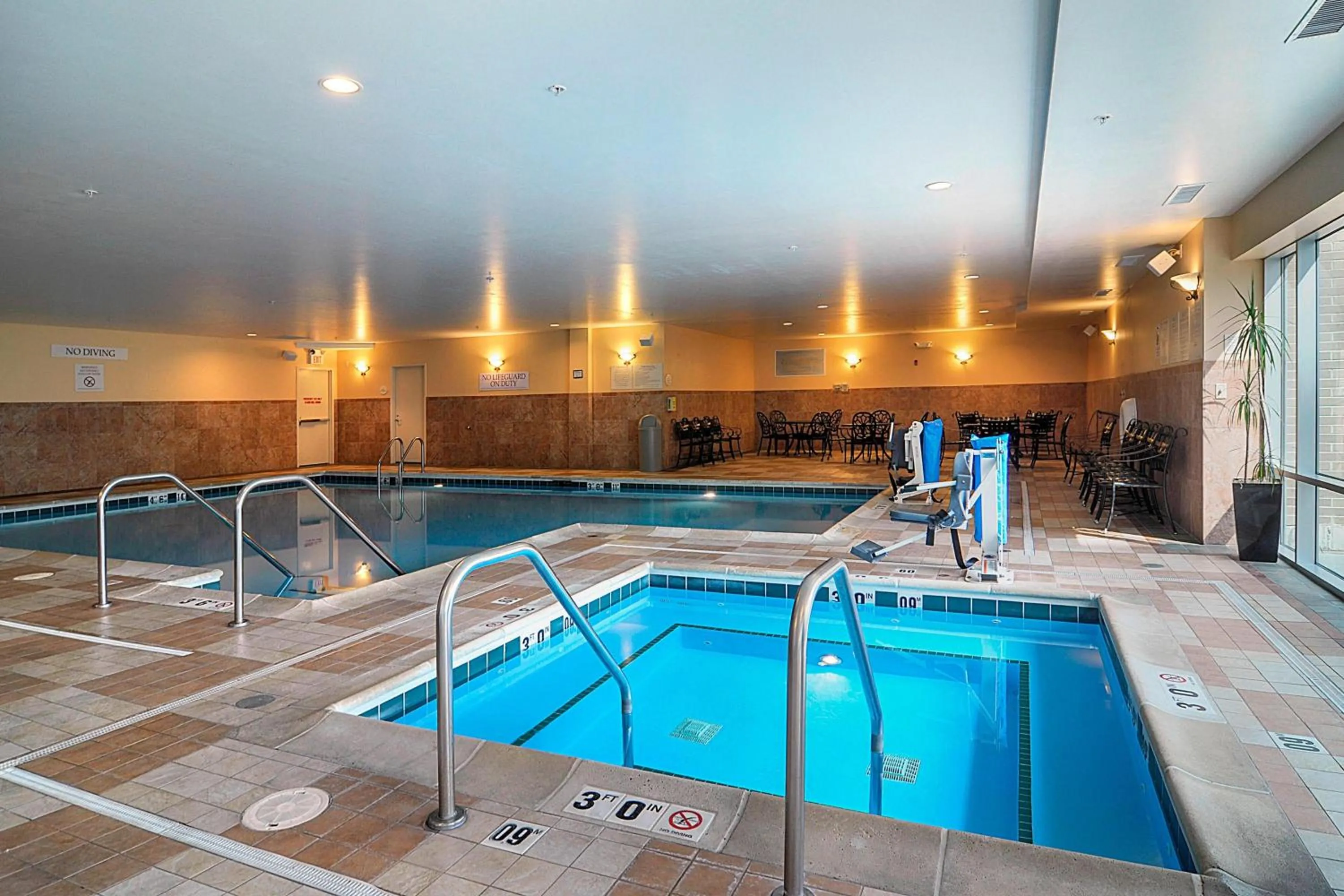 Swimming pool in Chicago Marriott Southwest at Burr Ridge