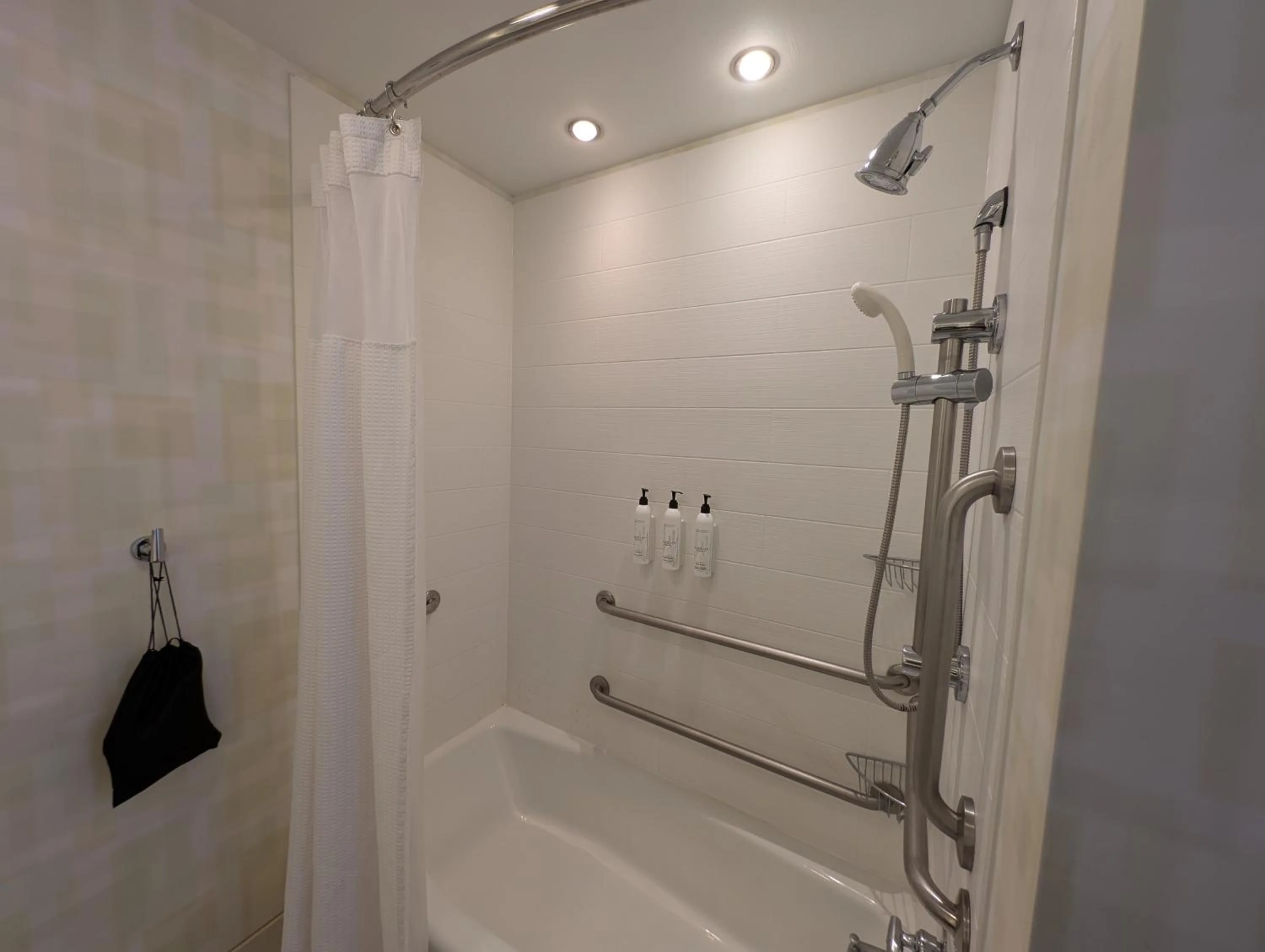 Bath in SpringHill Suites by Marriott Chicago Waukegan/Gurnee
