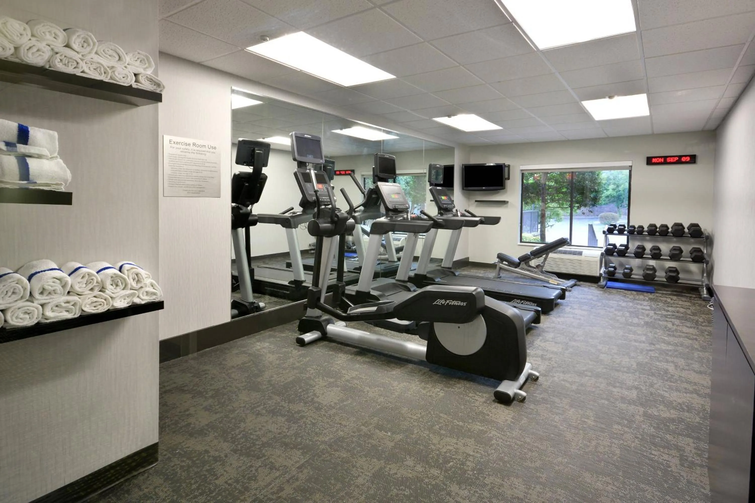 Fitness centre/facilities in Fairfield Inn & Suites by Marriott Charlottesville North