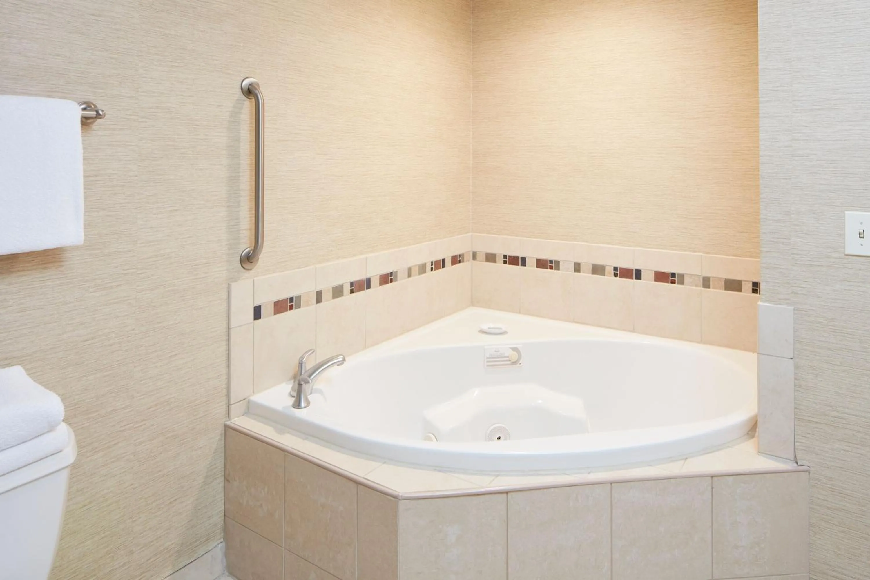 Photo of the whole room in Courtyard Charleston Mount Pleasant