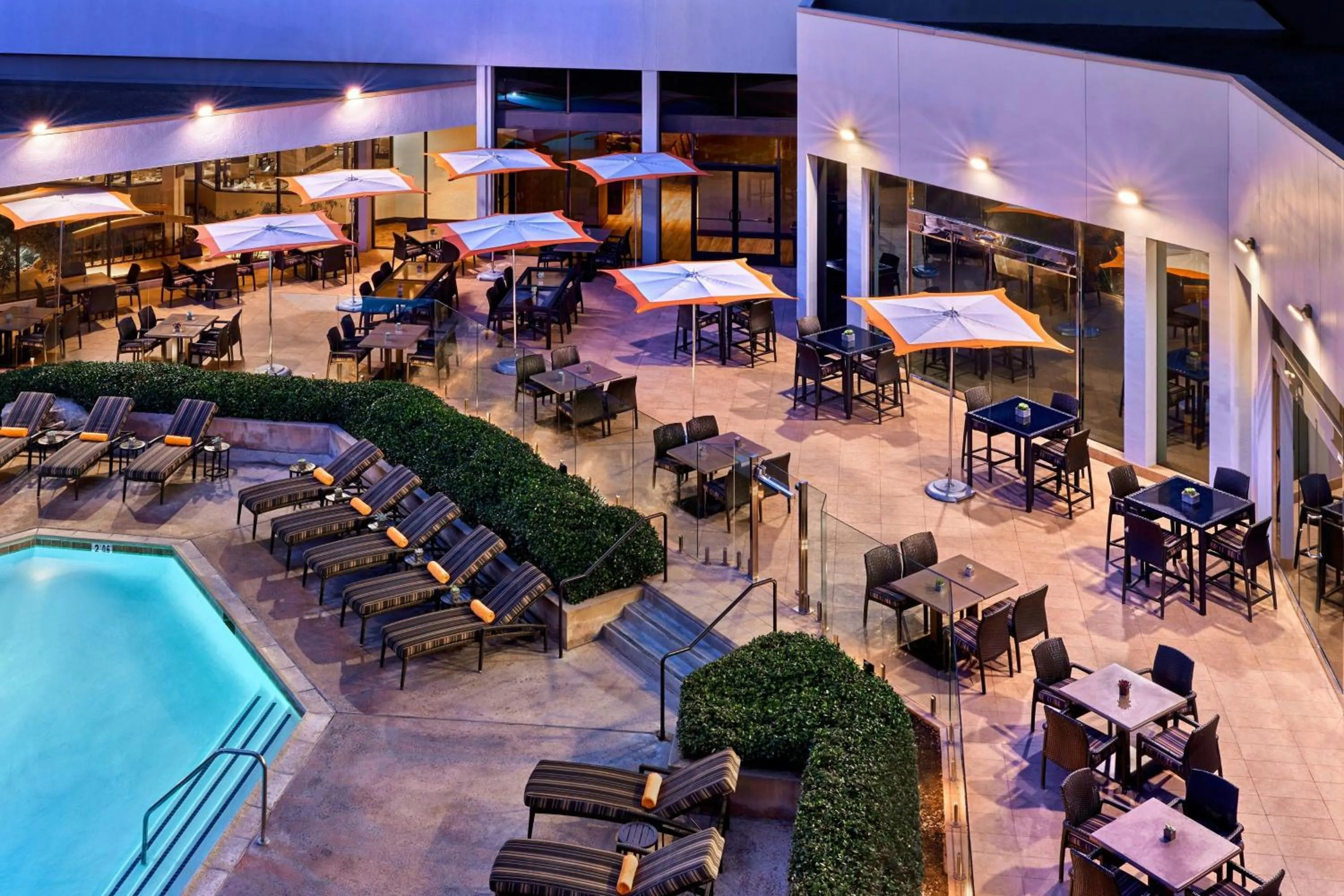 Swimming pool in Anaheim Marriott