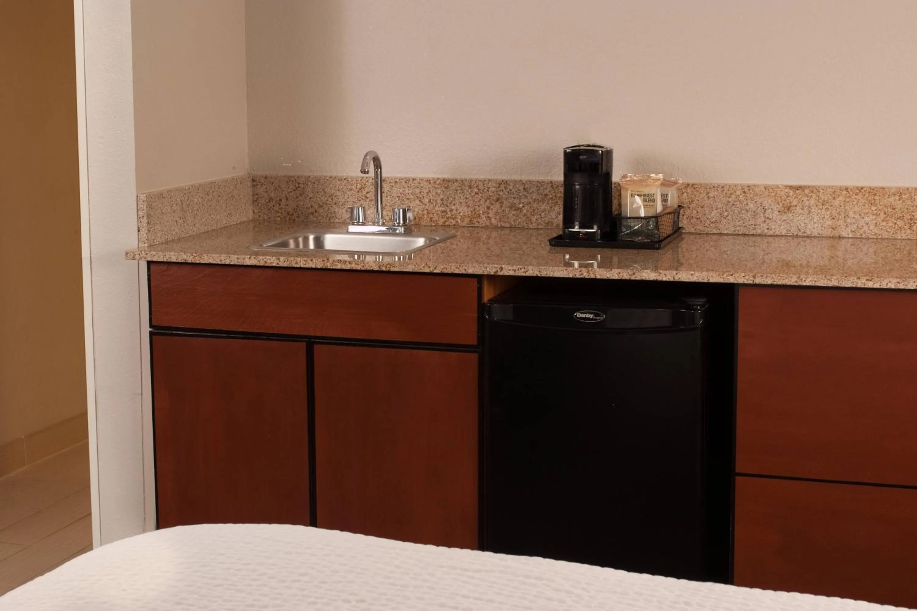 Lounge or bar in Courtyard Charleston Waterfront