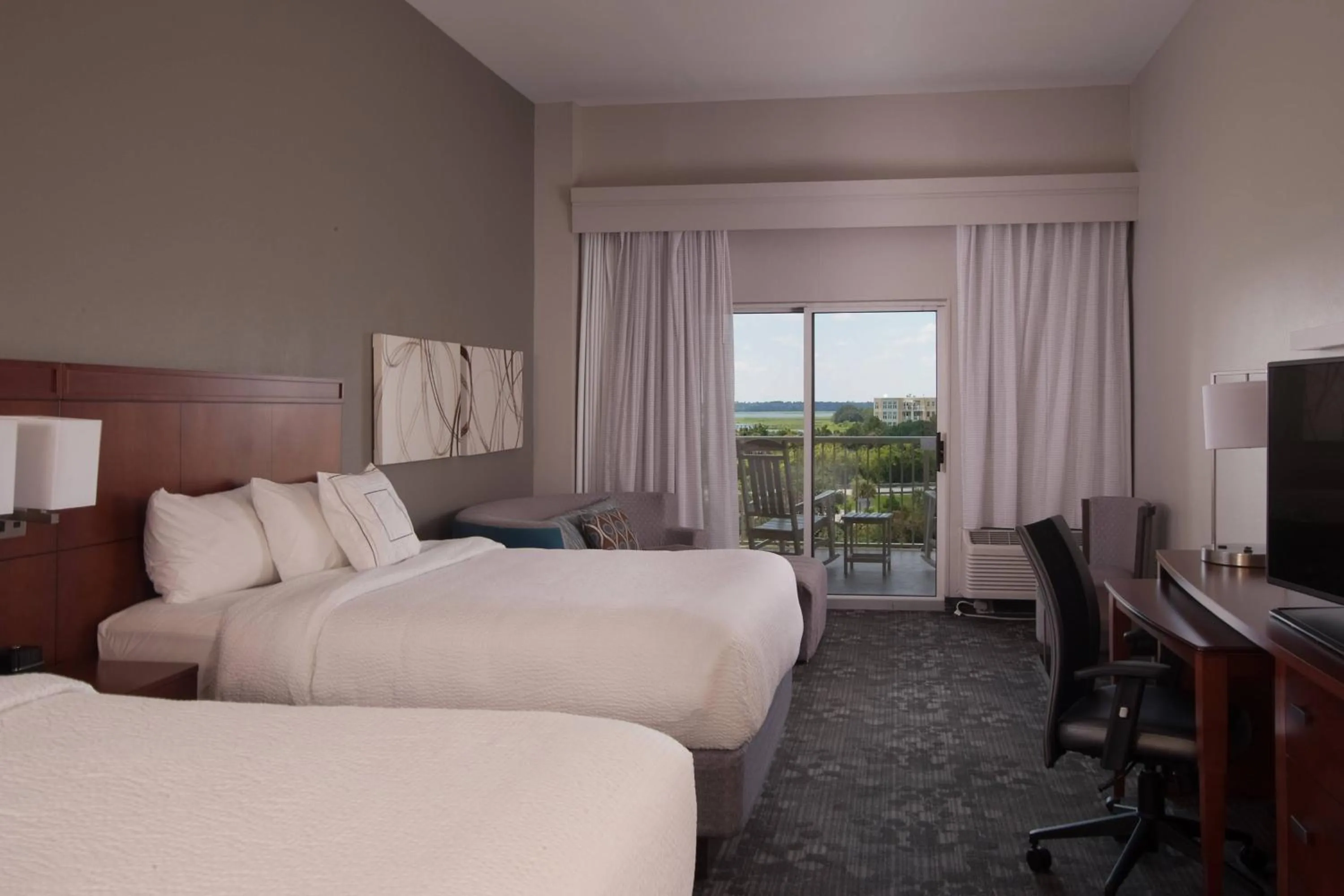 Photo of the whole room, Bed in Courtyard Charleston Waterfront