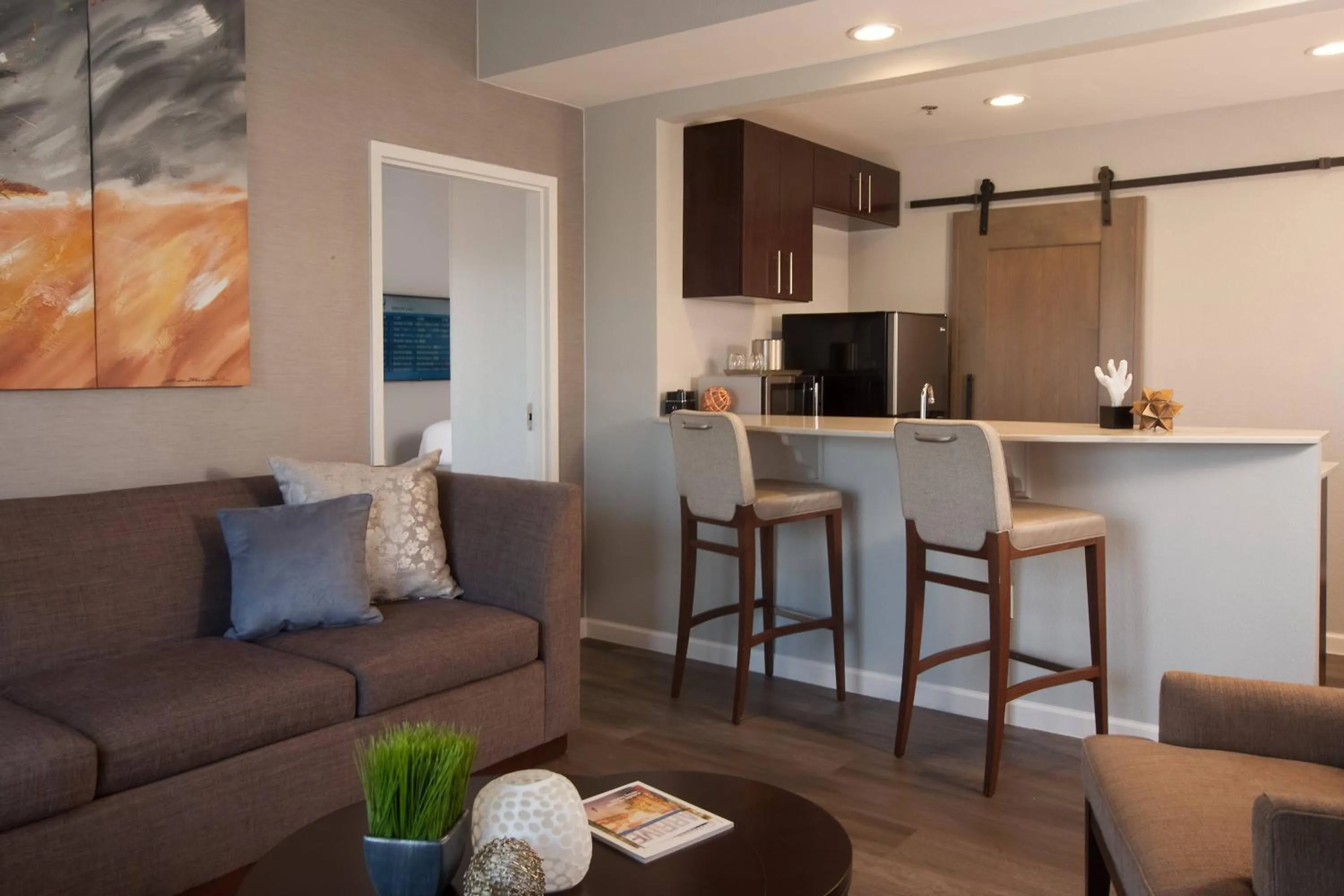 Lounge or bar in Courtyard Charleston Waterfront