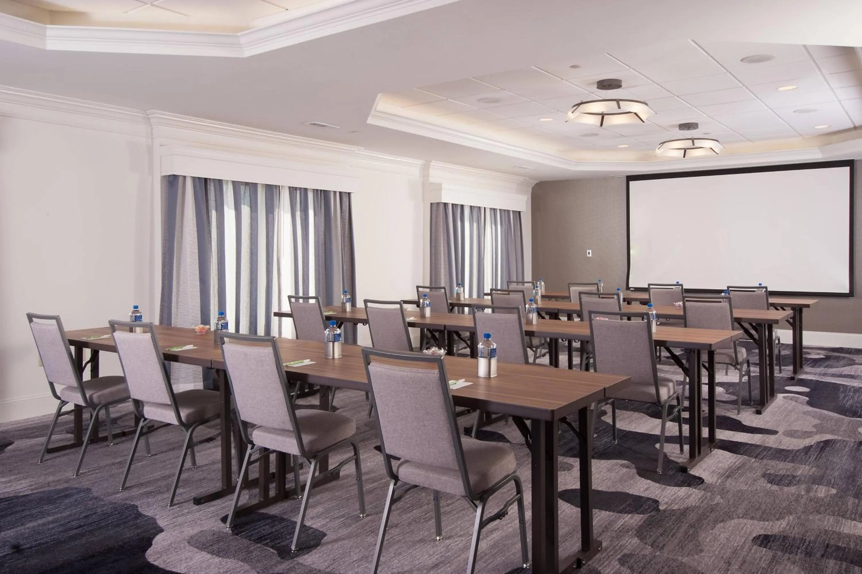 Meeting/conference room in Courtyard Charleston Waterfront