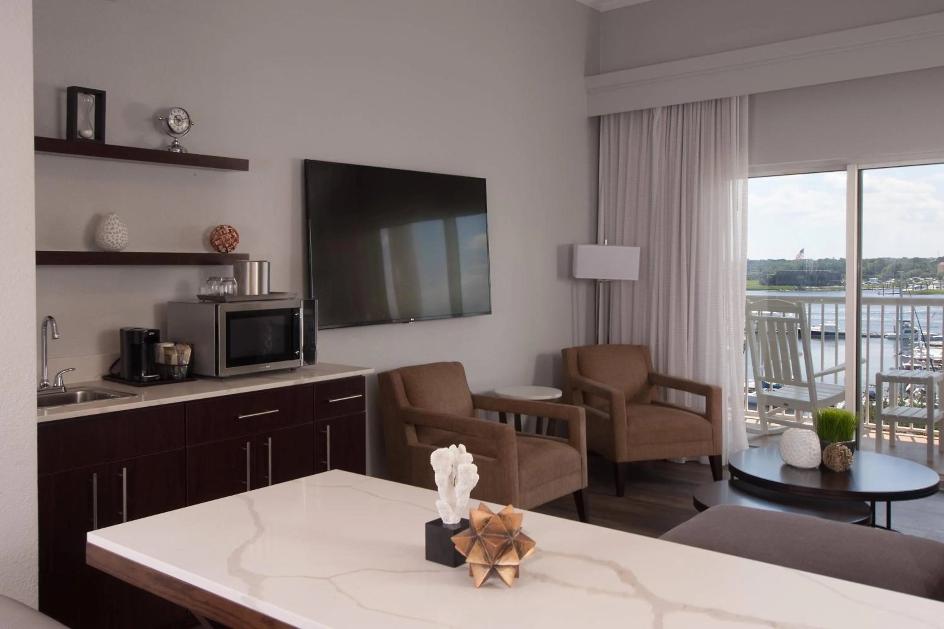 Photo of the whole room in Courtyard Charleston Waterfront