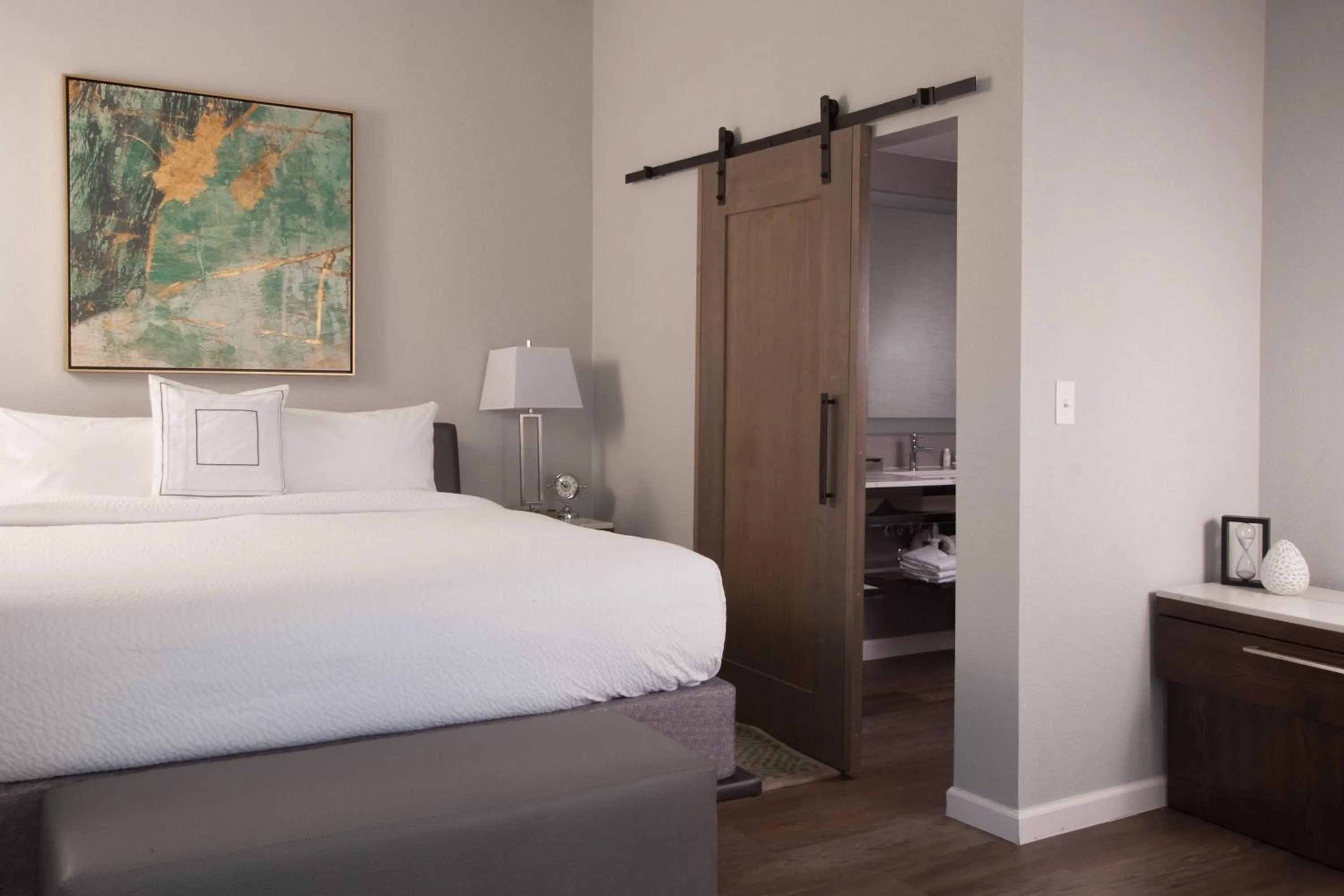 Photo of the whole room, Bed in Courtyard Charleston Waterfront