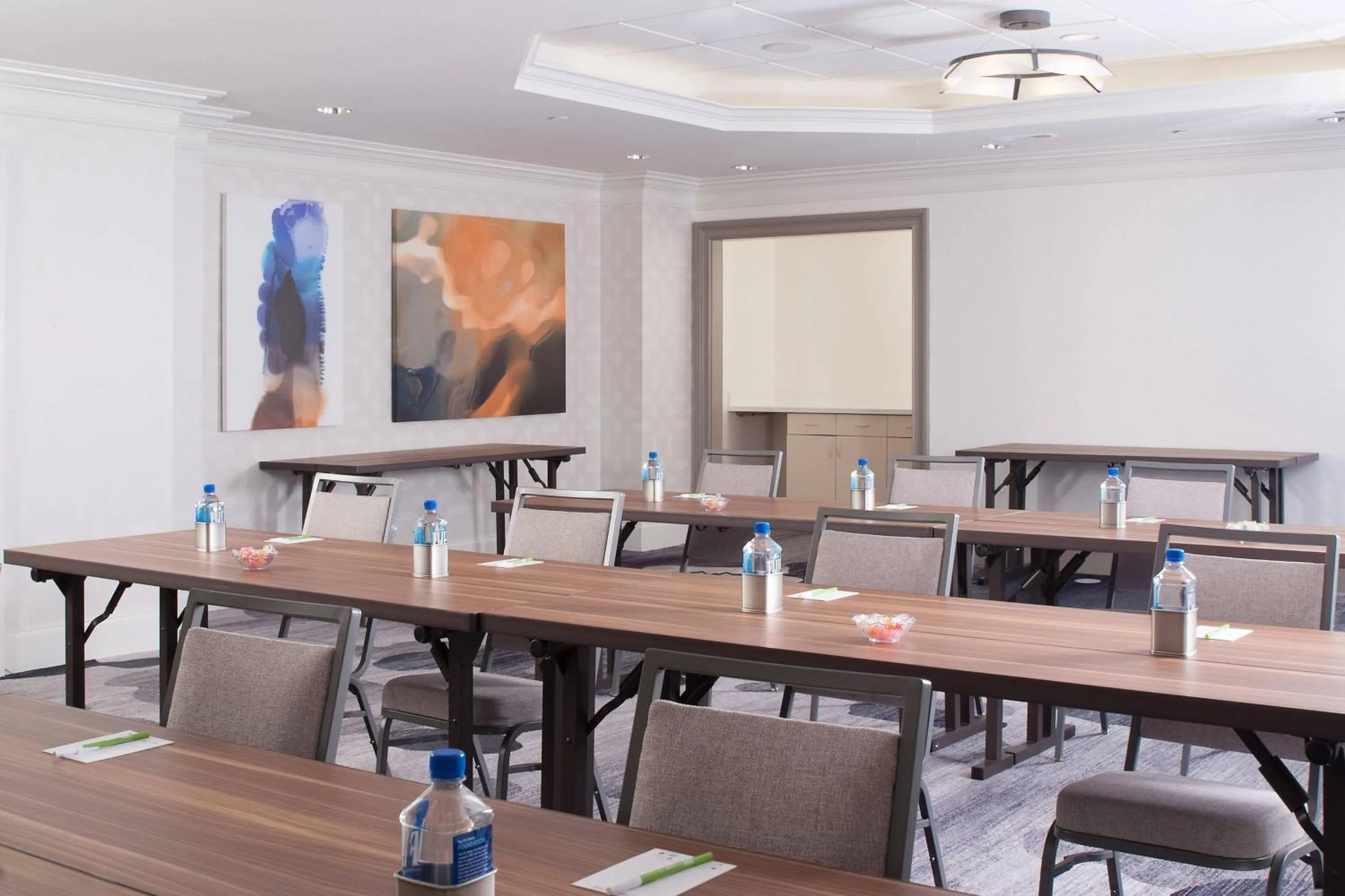 Meeting/conference room in Courtyard Charleston Waterfront