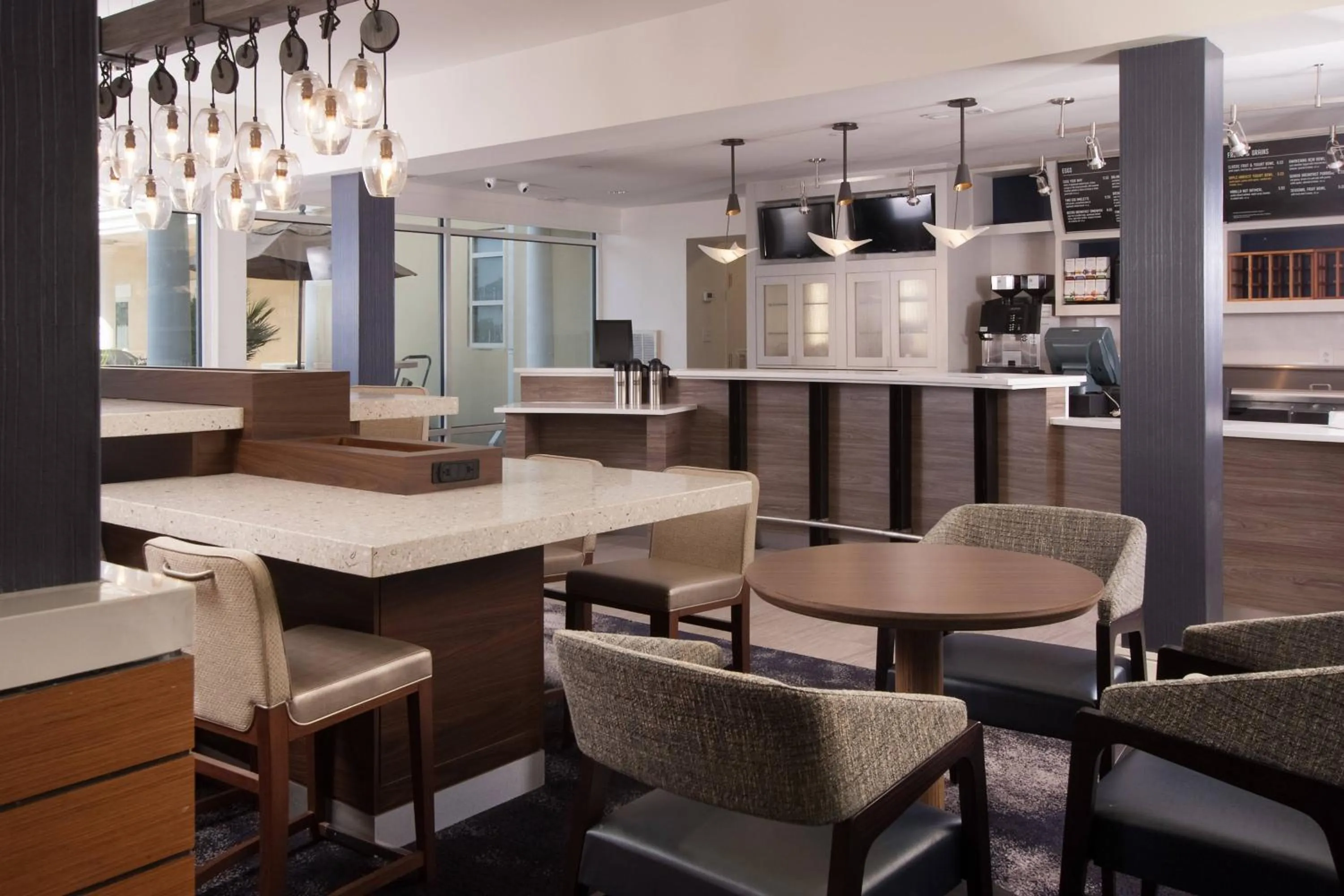 Restaurant/places to eat in Courtyard Charleston Waterfront