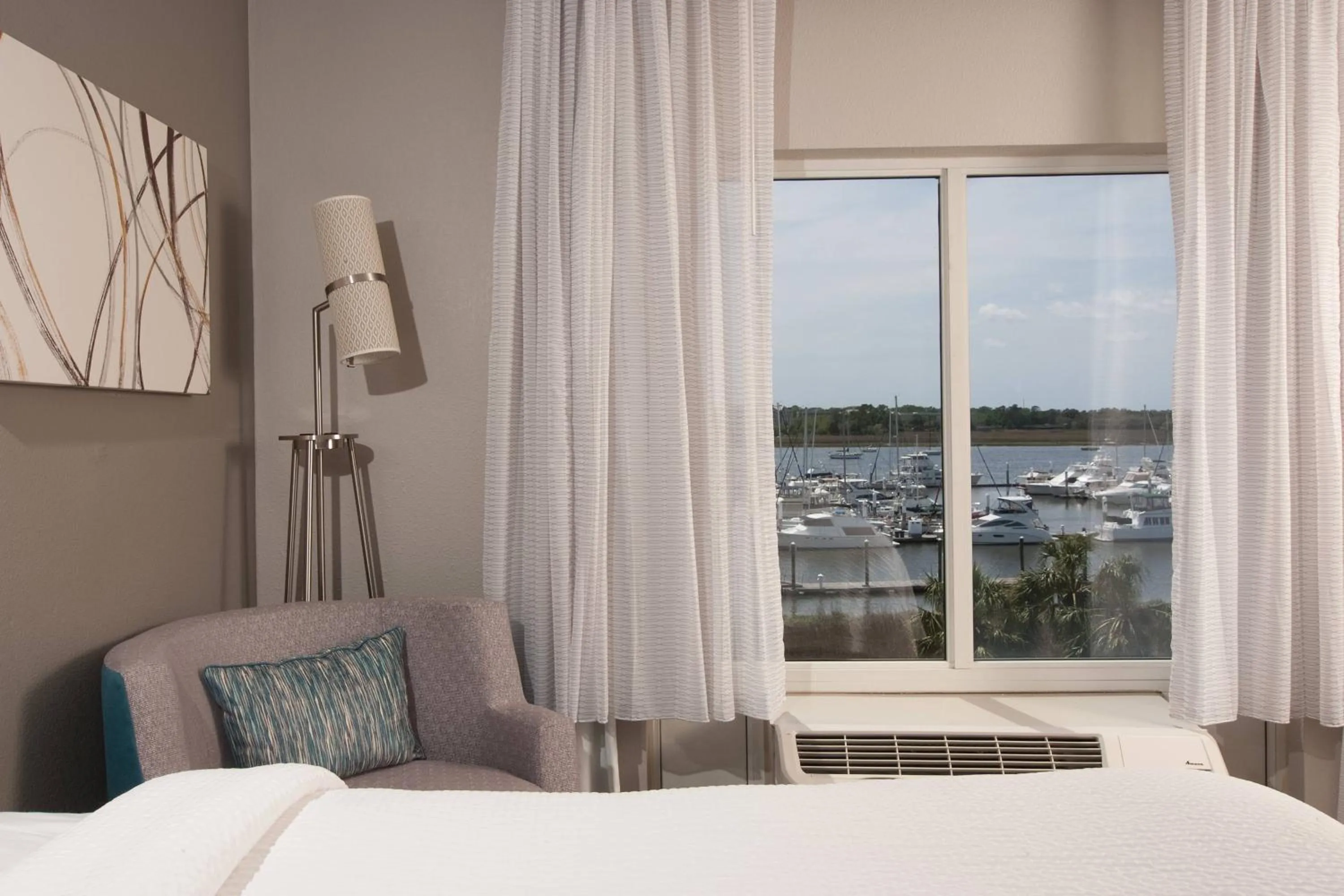 Photo of the whole room, Bed in Courtyard Charleston Waterfront