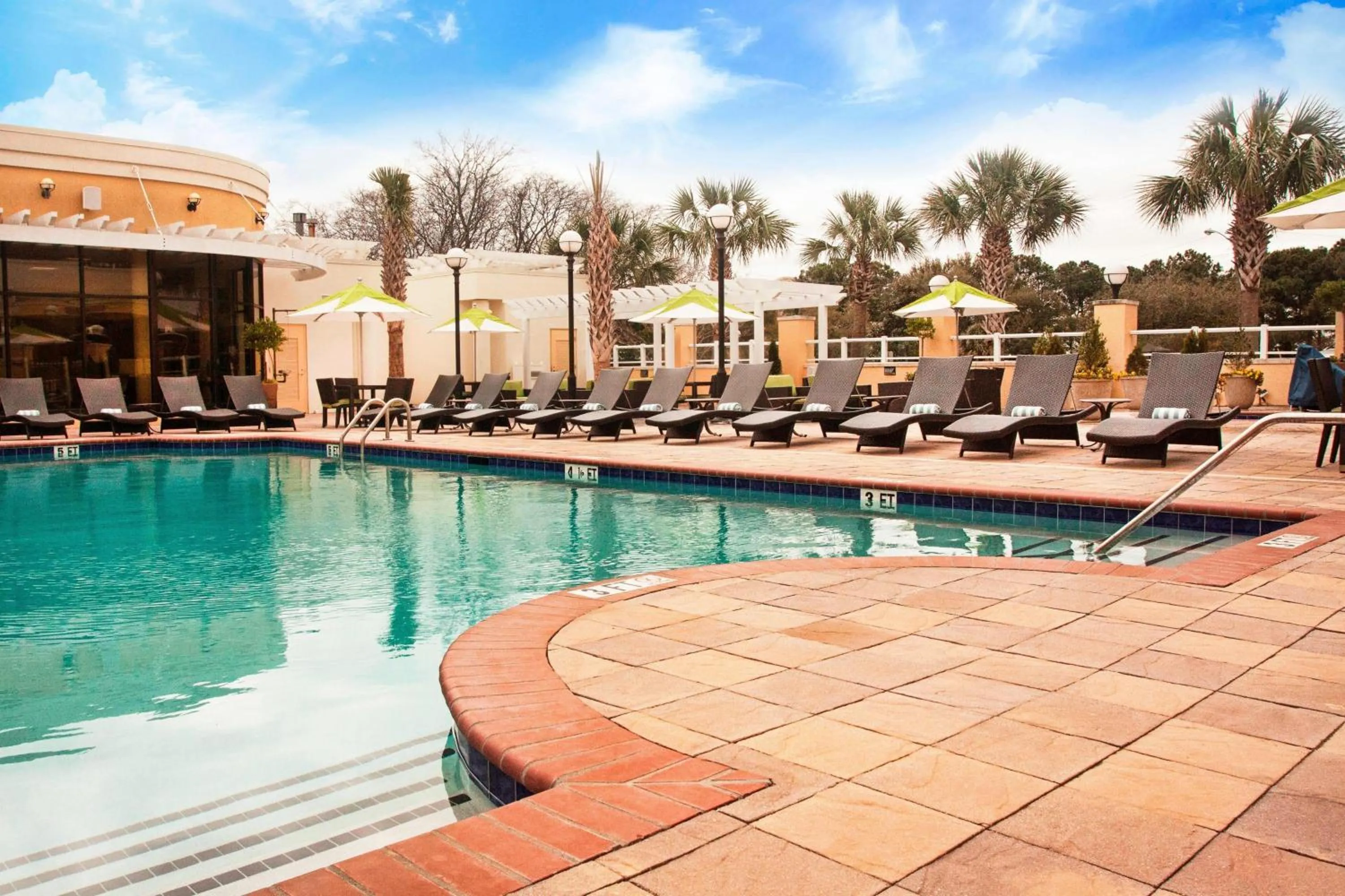 Swimming pool in Charleston Marriott