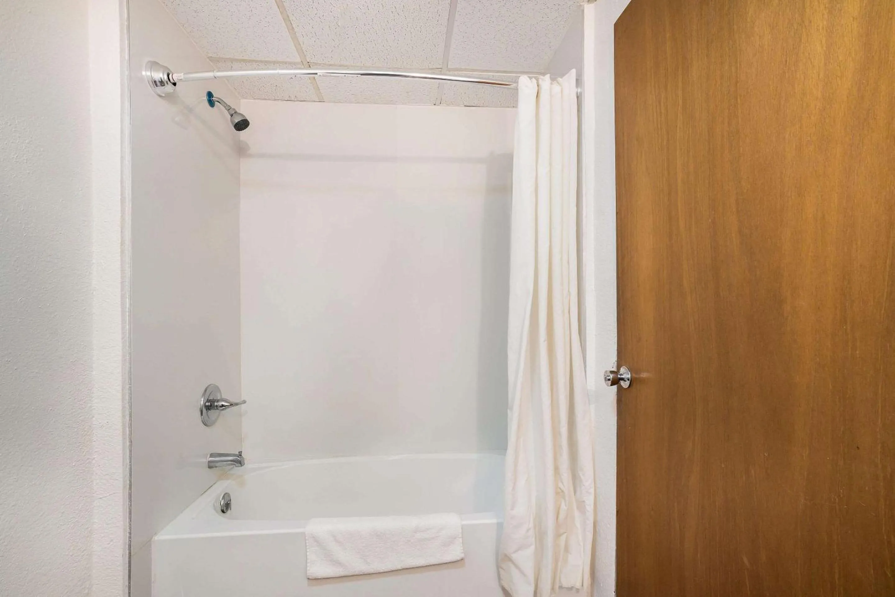 Bedroom in Rodeway Inn Harlan