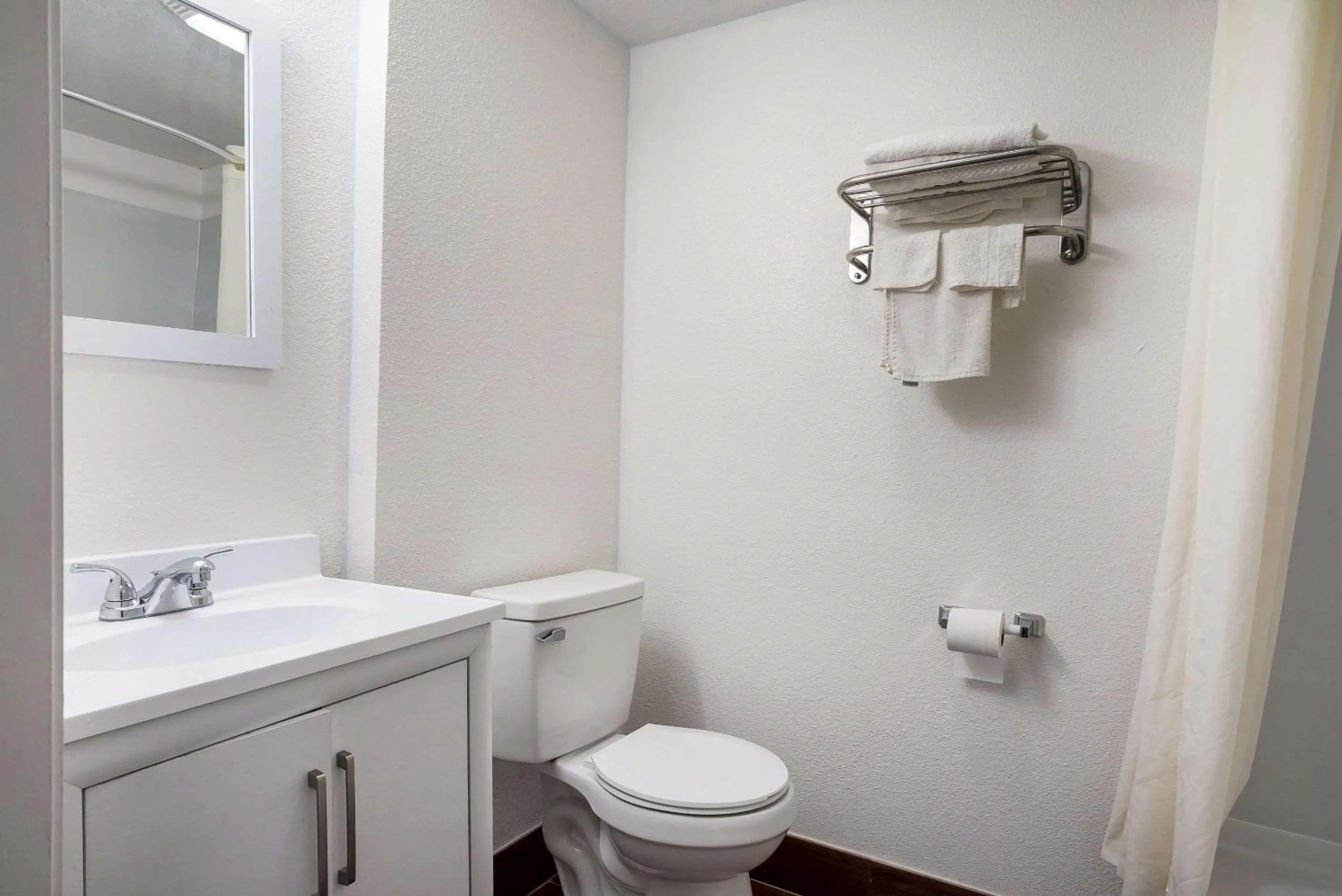 Bedroom in Rodeway Inn Harlan