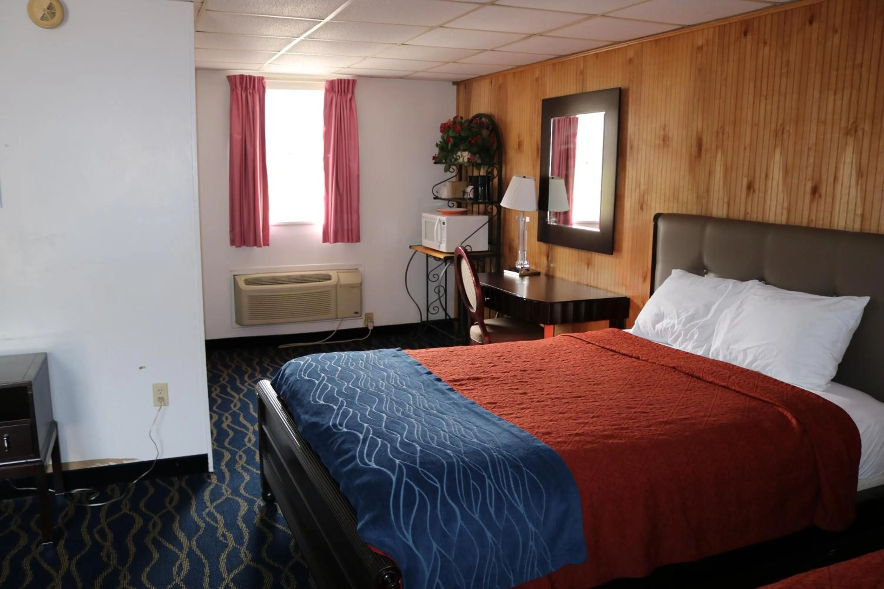 Bedroom, Bed in Rodeway Inn Harlan