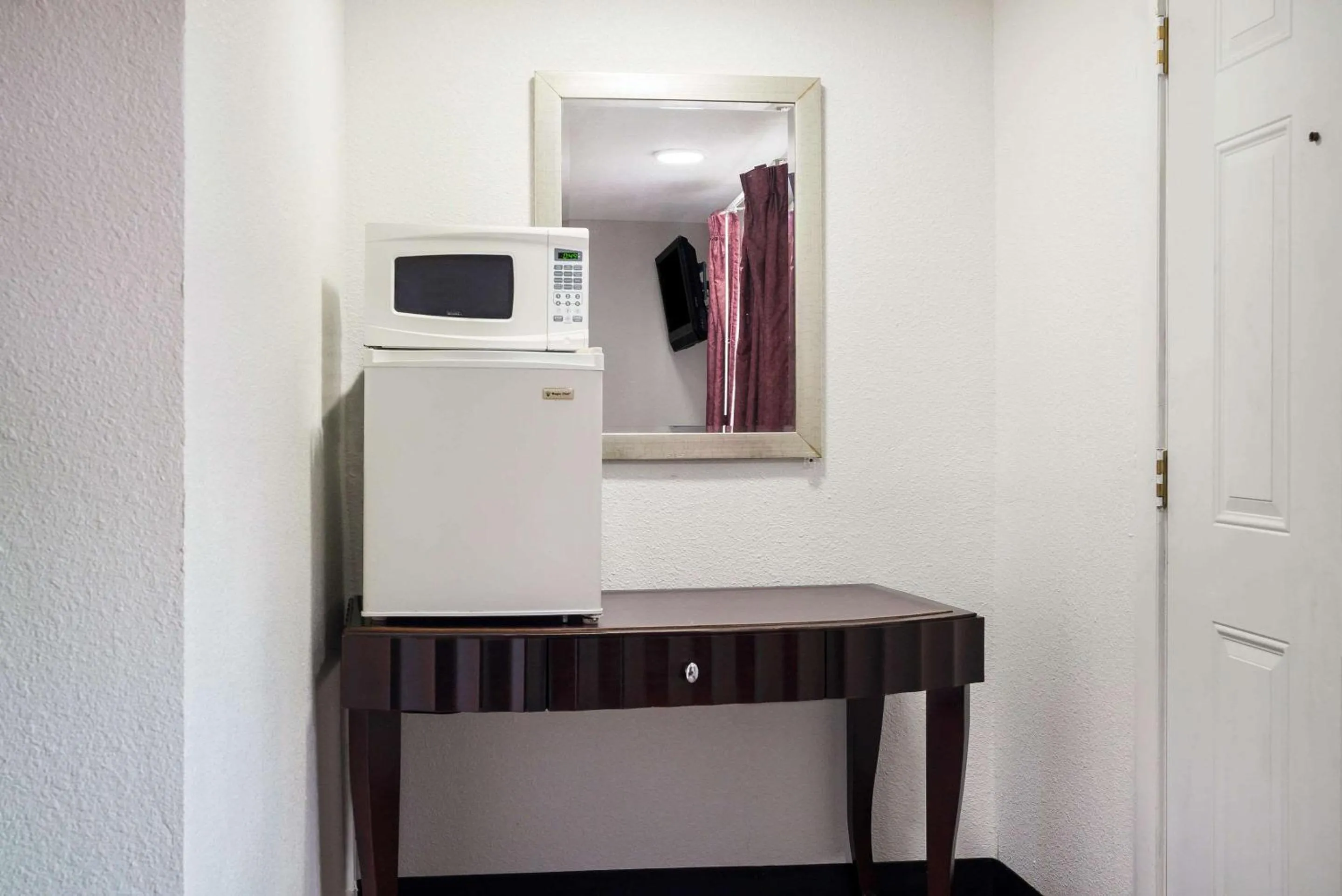 Bedroom in Rodeway Inn Harlan