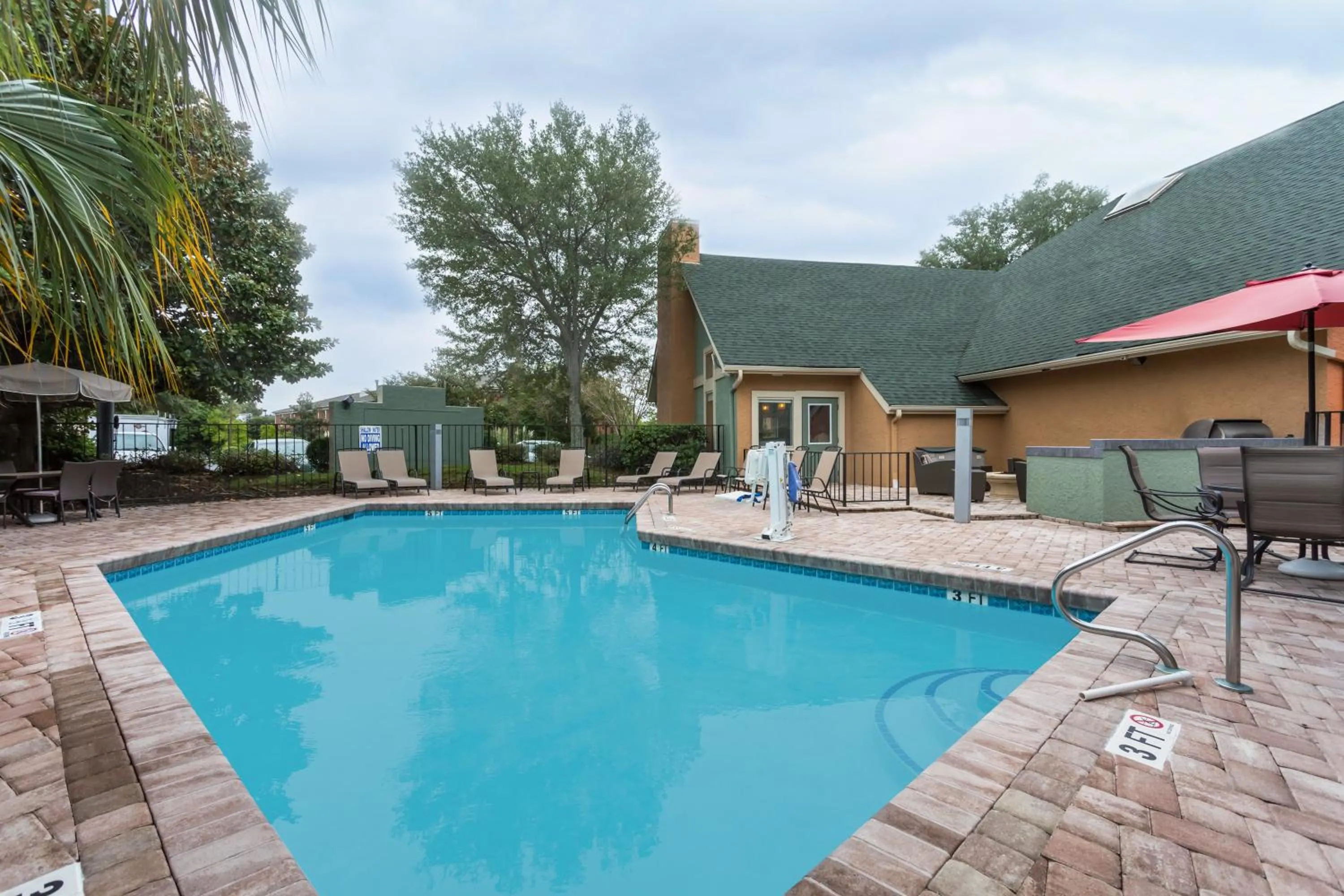 Swimming pool in Hawthorn Suites By Wyndham North Charleston