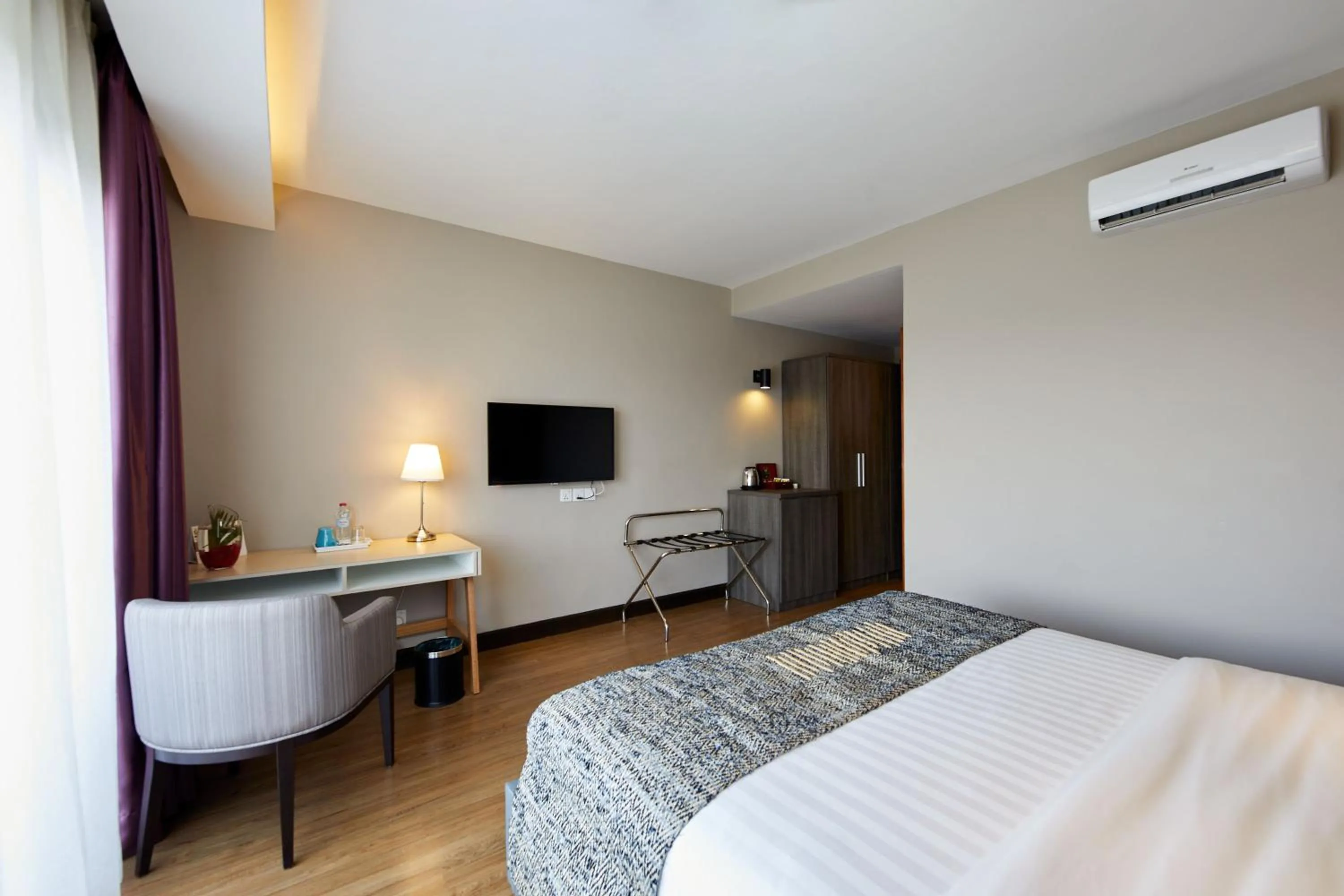 TV and multimedia, Bed in San Cristobal Boutique Hotel - Ivato Airport