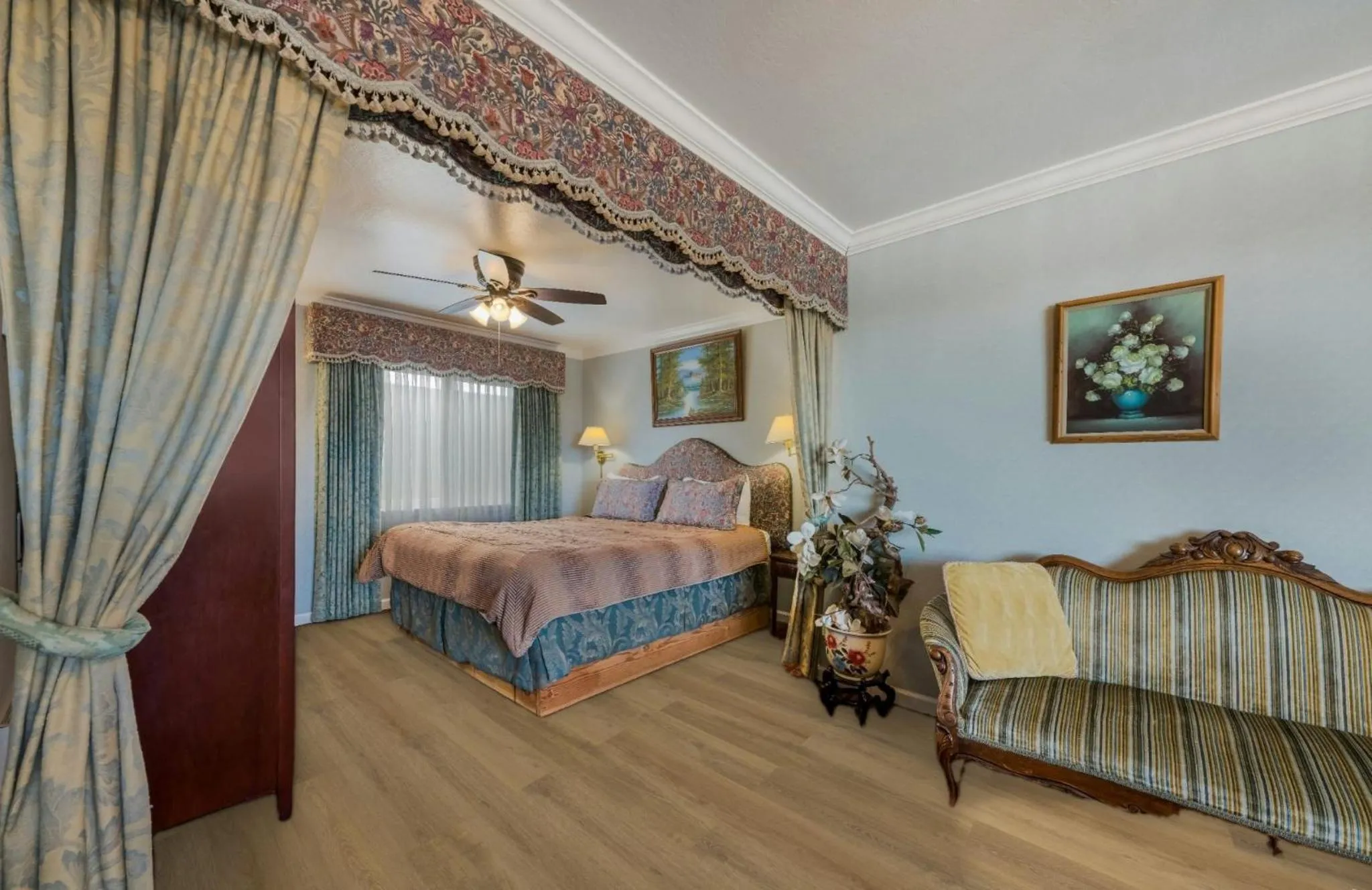 Living room, Bed in Carmel Inn & Suites