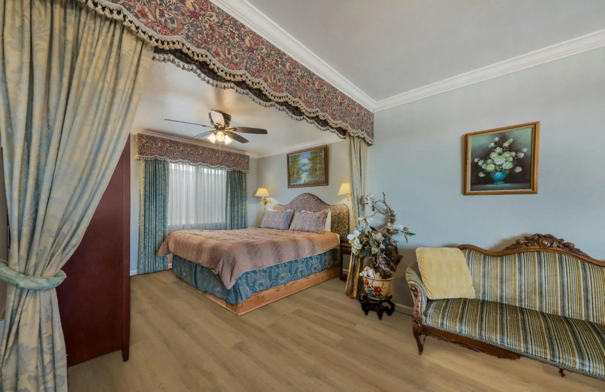 King Suite with Couch in Carmel Inn & Suites King Suite with Couch in Carmel Inn & Suites