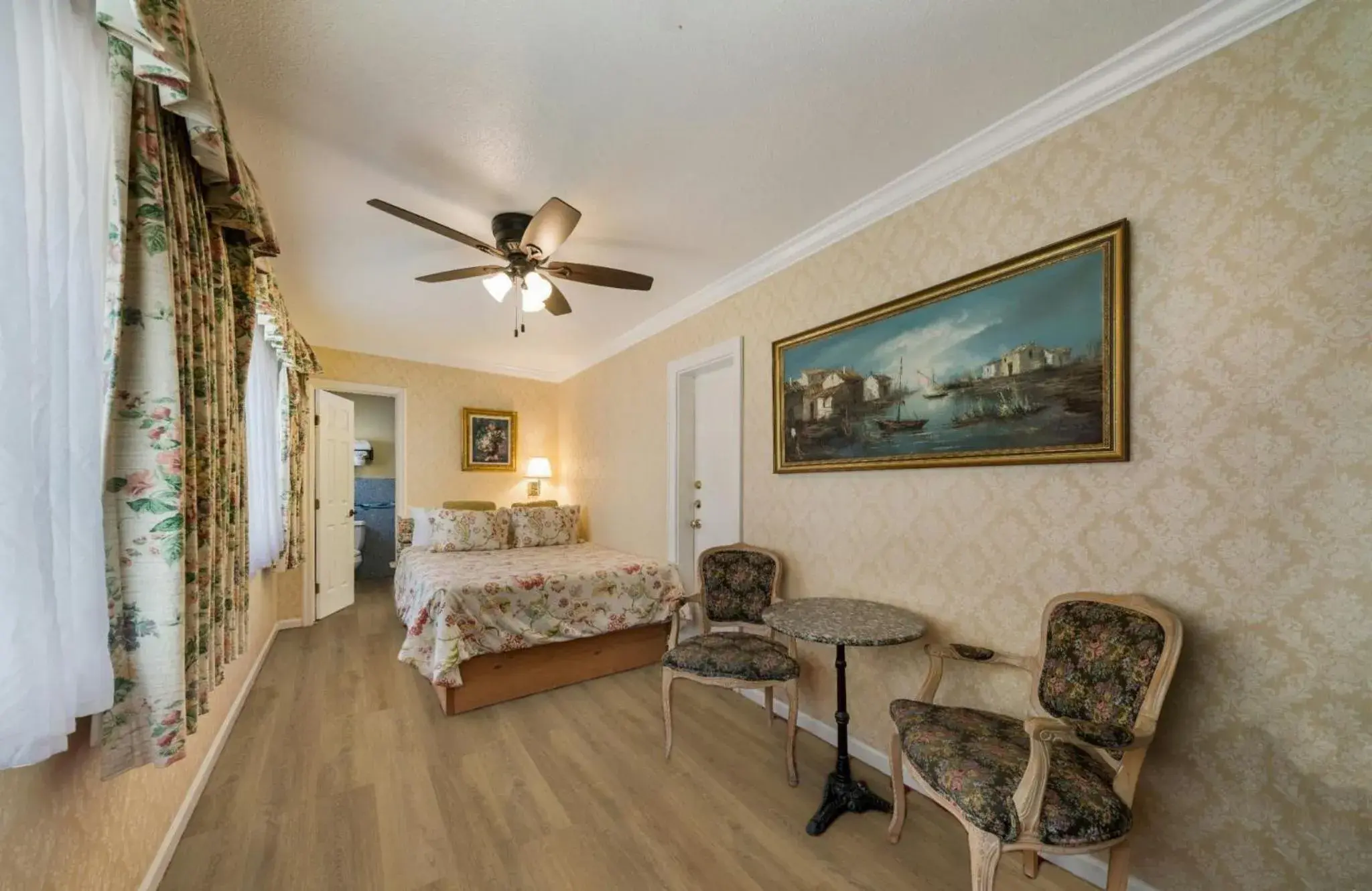 Standard Queen - single occupancy in Carmel Inn & Suites Standard Queen - single occupancy in Carmel Inn & Suites