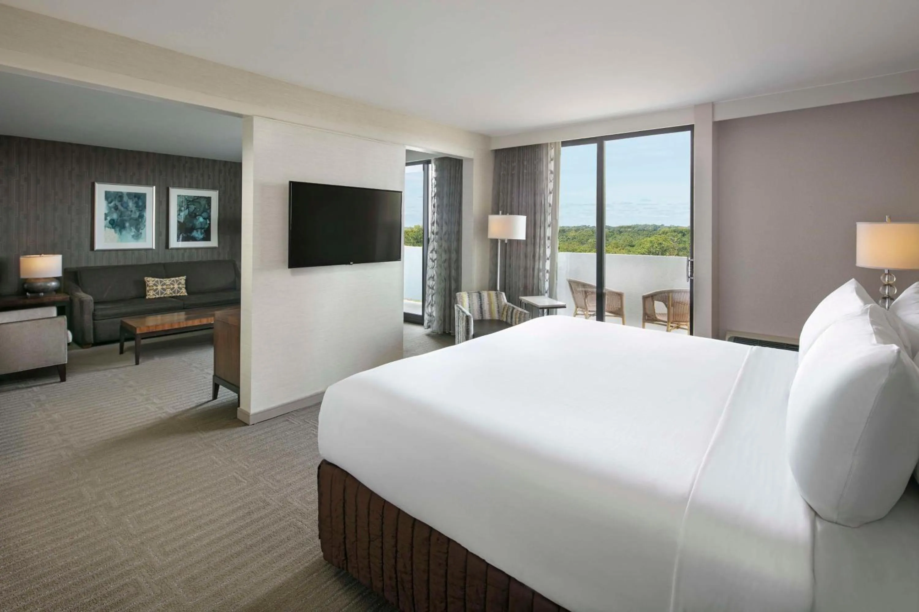 Photo of the whole room, Bed in Sonesta Charlotte Lower South End