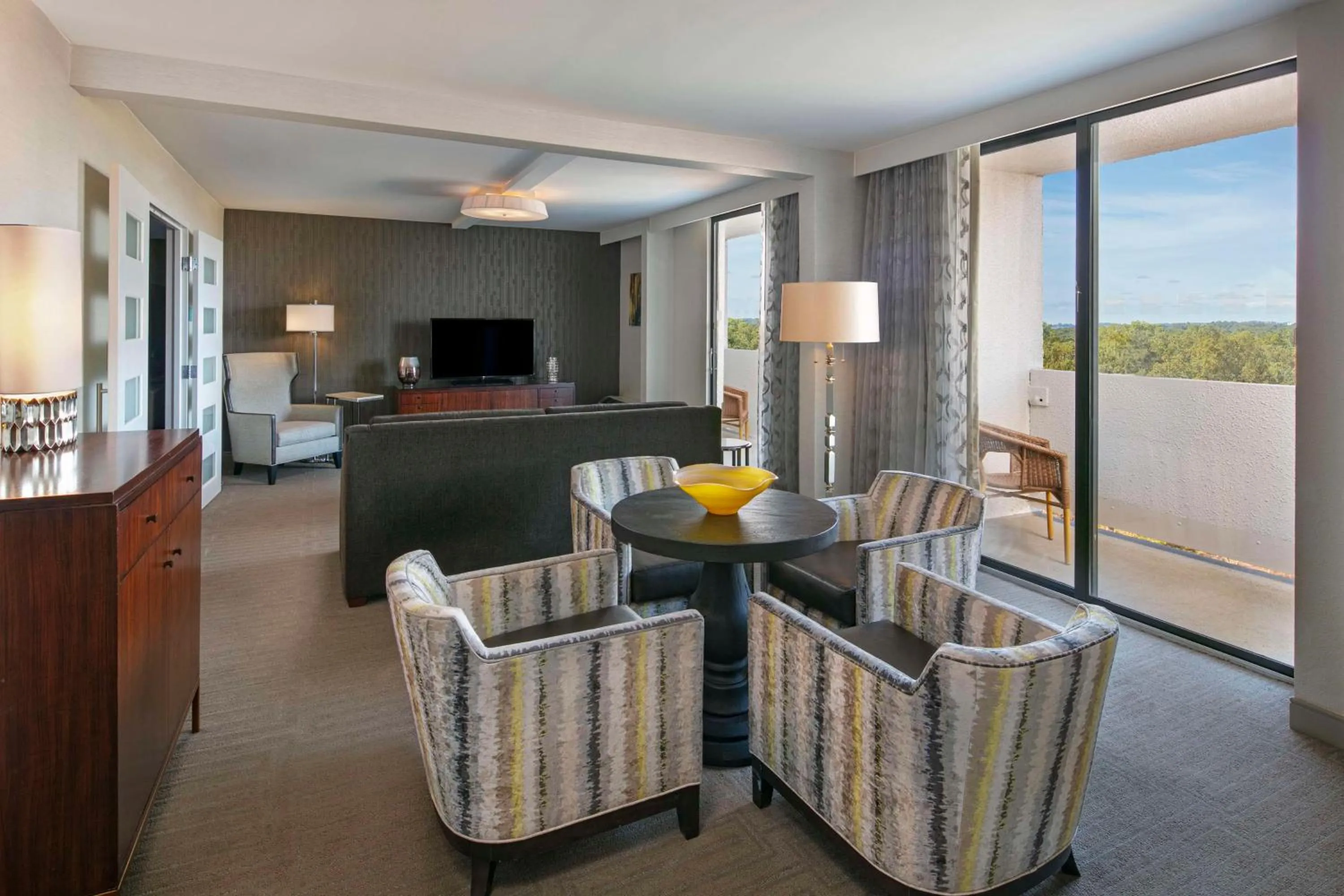 Photo of the whole room in Sonesta Charlotte Lower South End