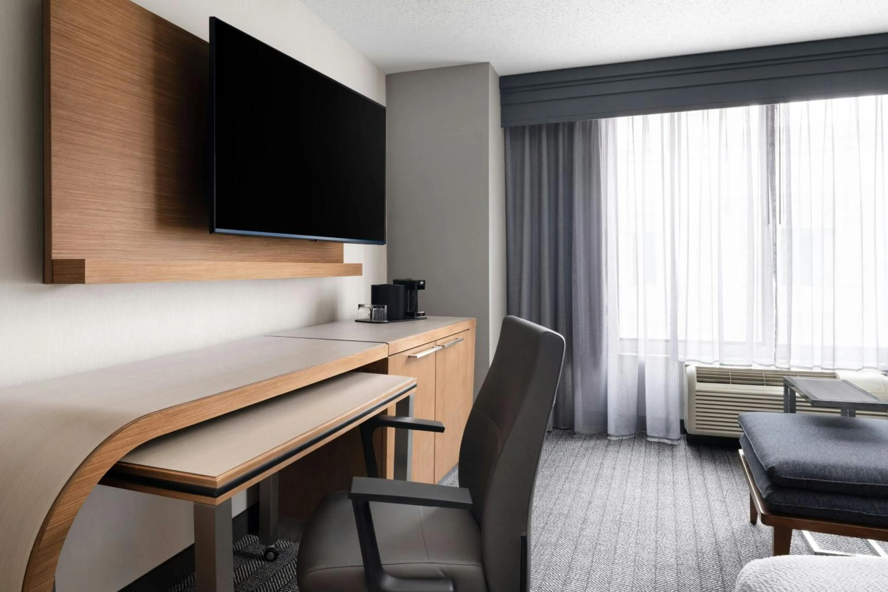 Photo of the whole room in Courtyard Charlotte City Center