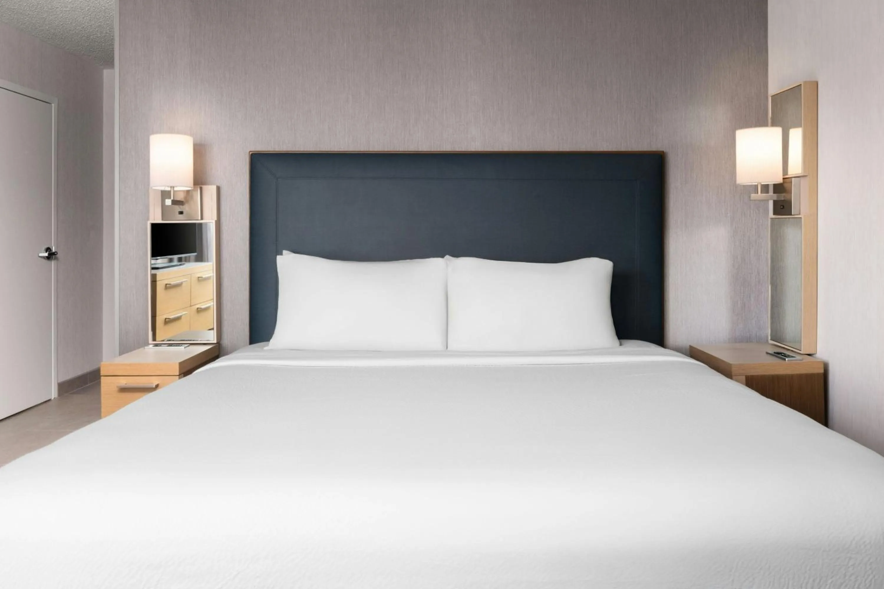 Photo of the whole room, Bed in Courtyard Charlotte City Center