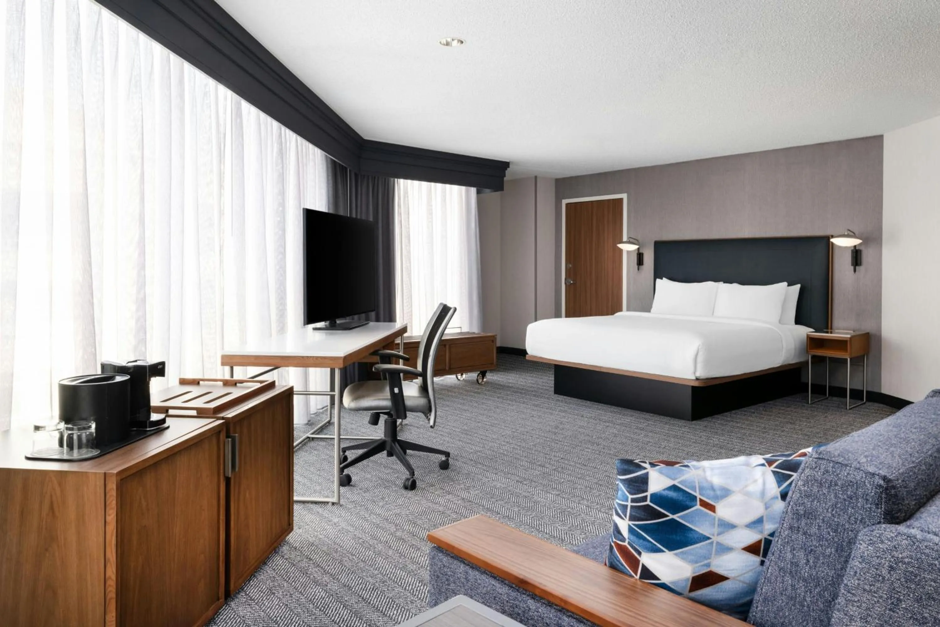 Photo of the whole room, Bed in Courtyard Charlotte City Center