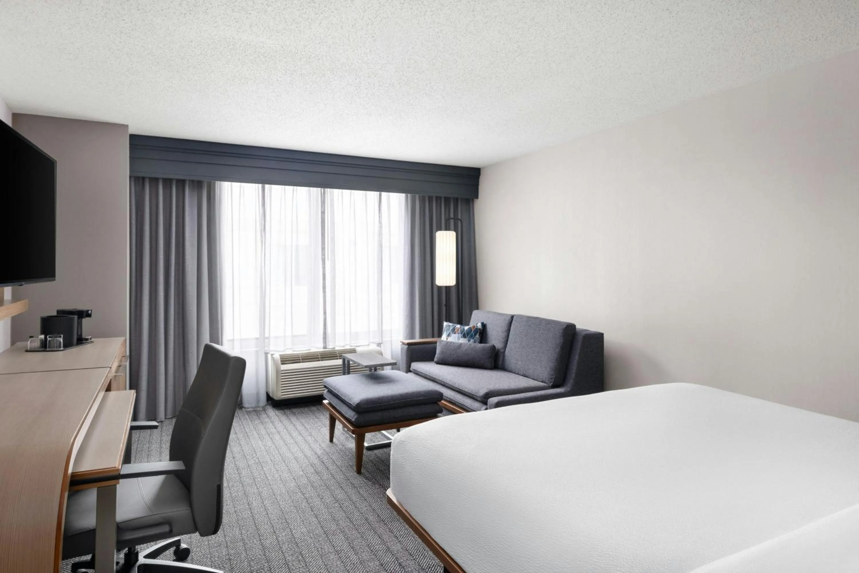 Photo of the whole room, Bed in Courtyard Charlotte City Center