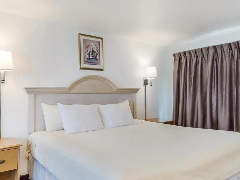 Bed in Americas Best Value Inn Hyannis