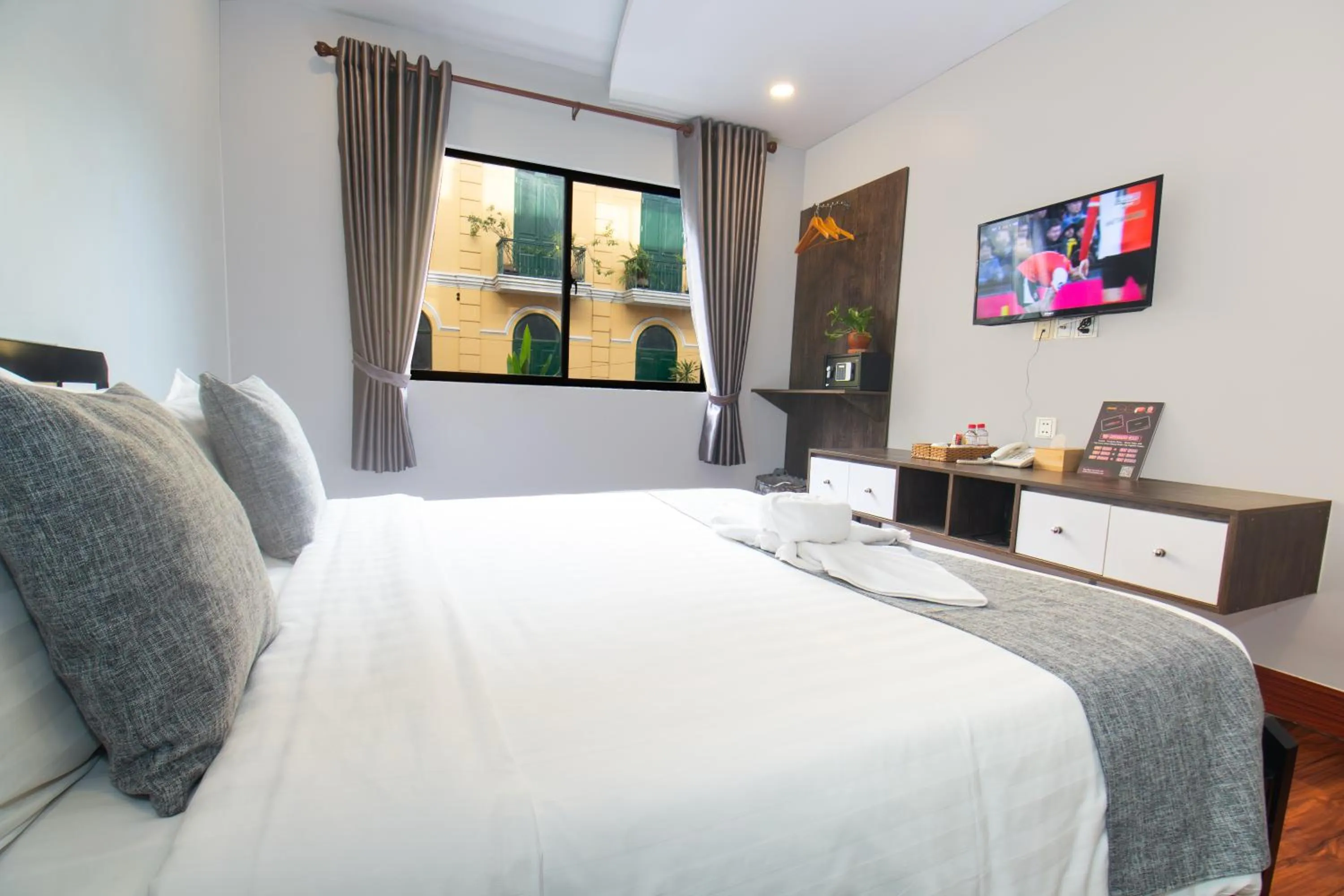 TV and multimedia, Bed in Ostro Hotel