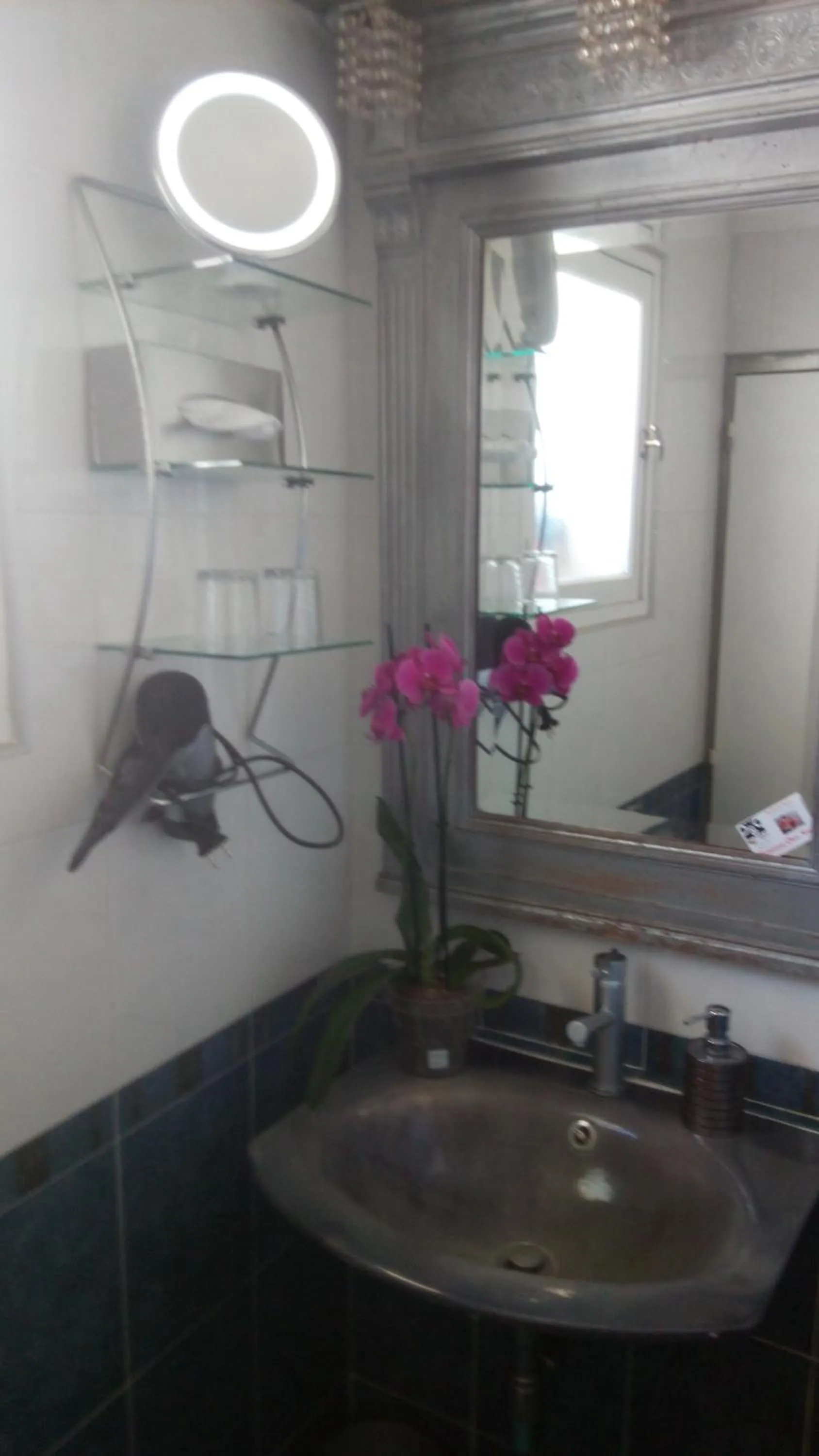 Shower in Patrick&Pierre Bed and Breakfast Nîmes