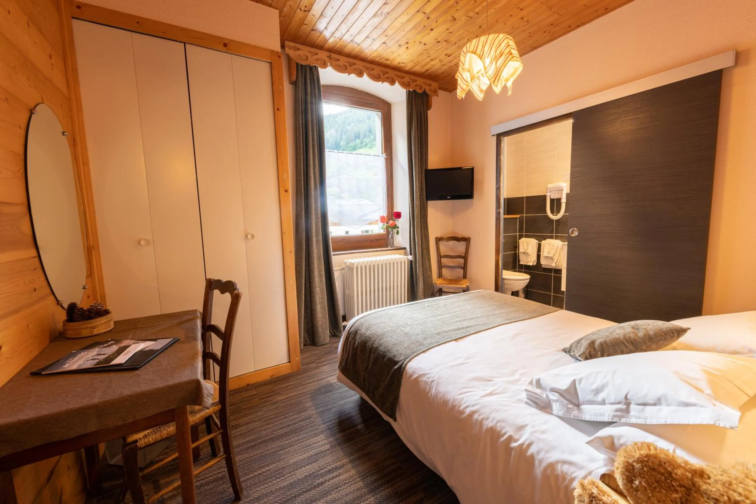 Bathroom, Bed in Hotel la Pointe Percee