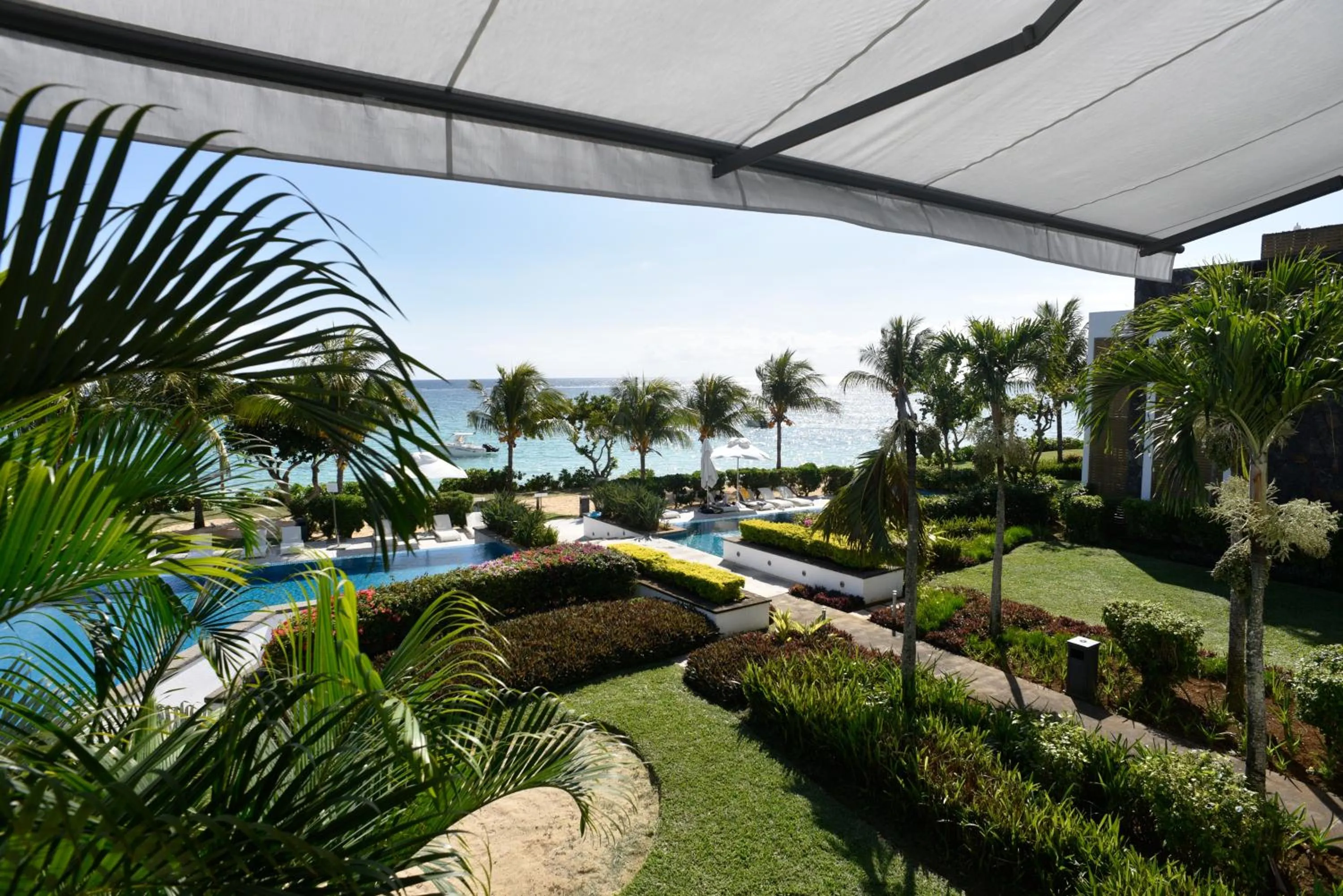 Cap Ouest Beachfront Luxury Penthouse & Apartment