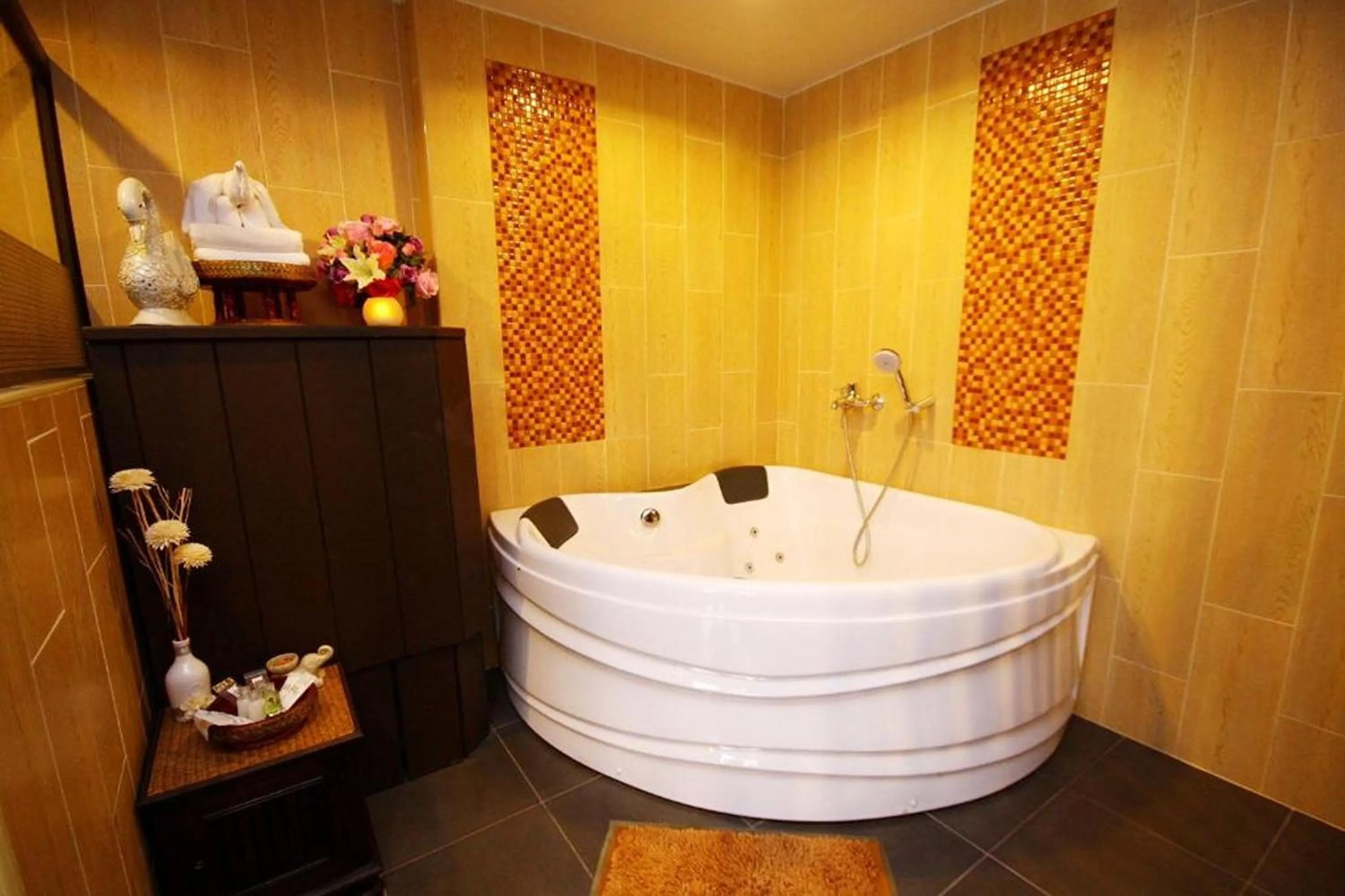 Bathroom in CM Night Bazaar Boutique Hotel - โรงแรม ซี เอ็ม ไนท์บาซาร์ บูทีค