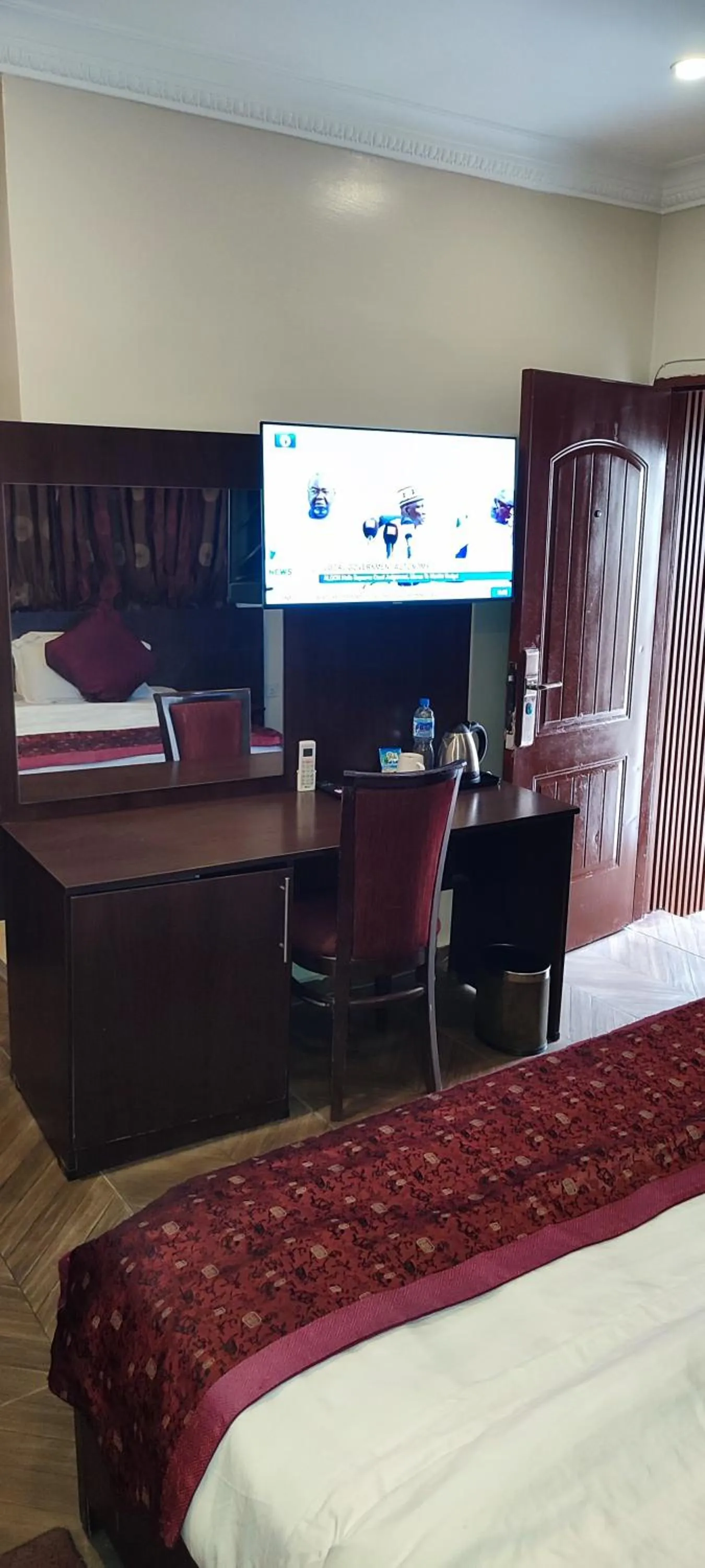 TV and multimedia, Bed in Grand Inn & Suites