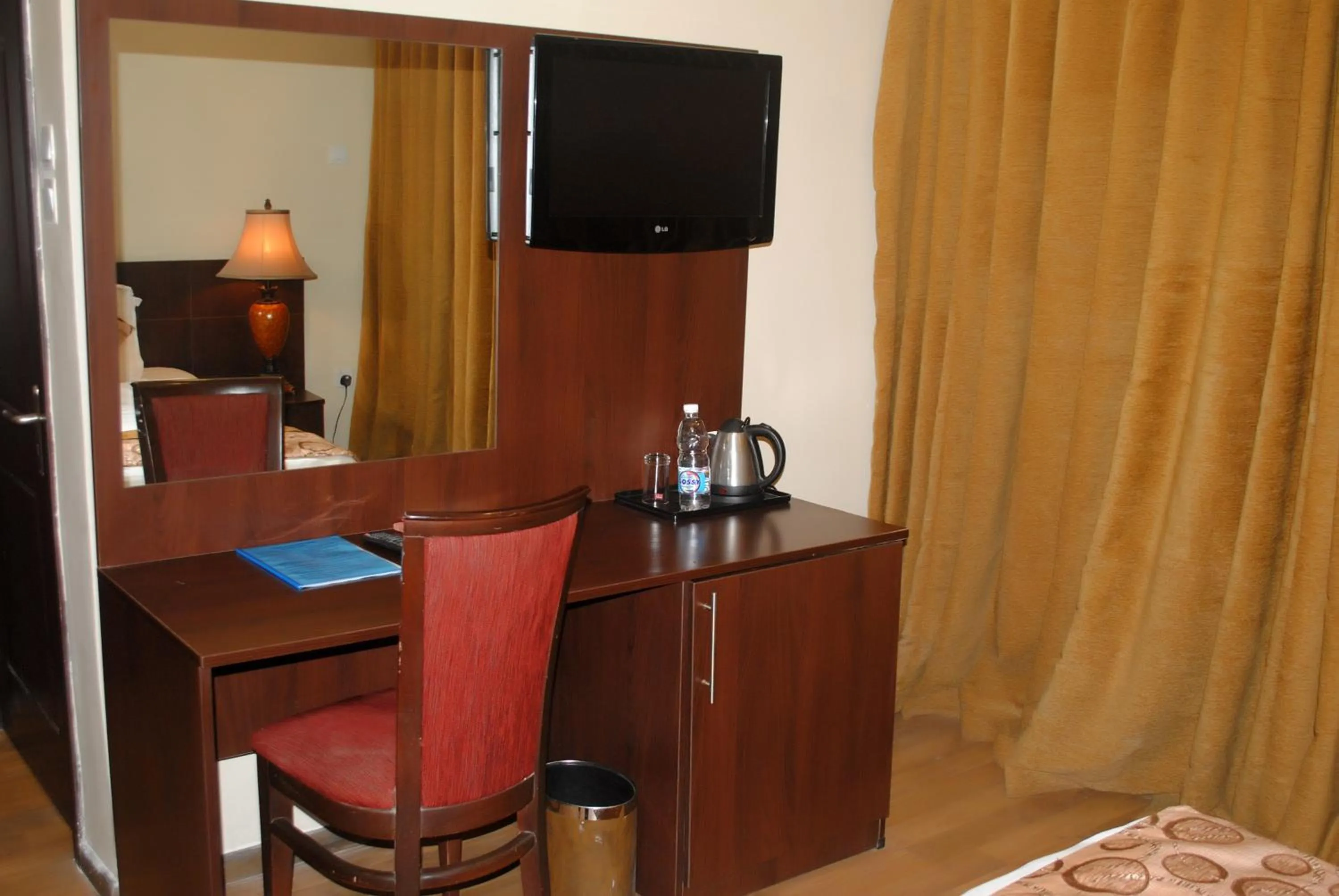 Coffee/tea facilities in Grand Inn & Suites