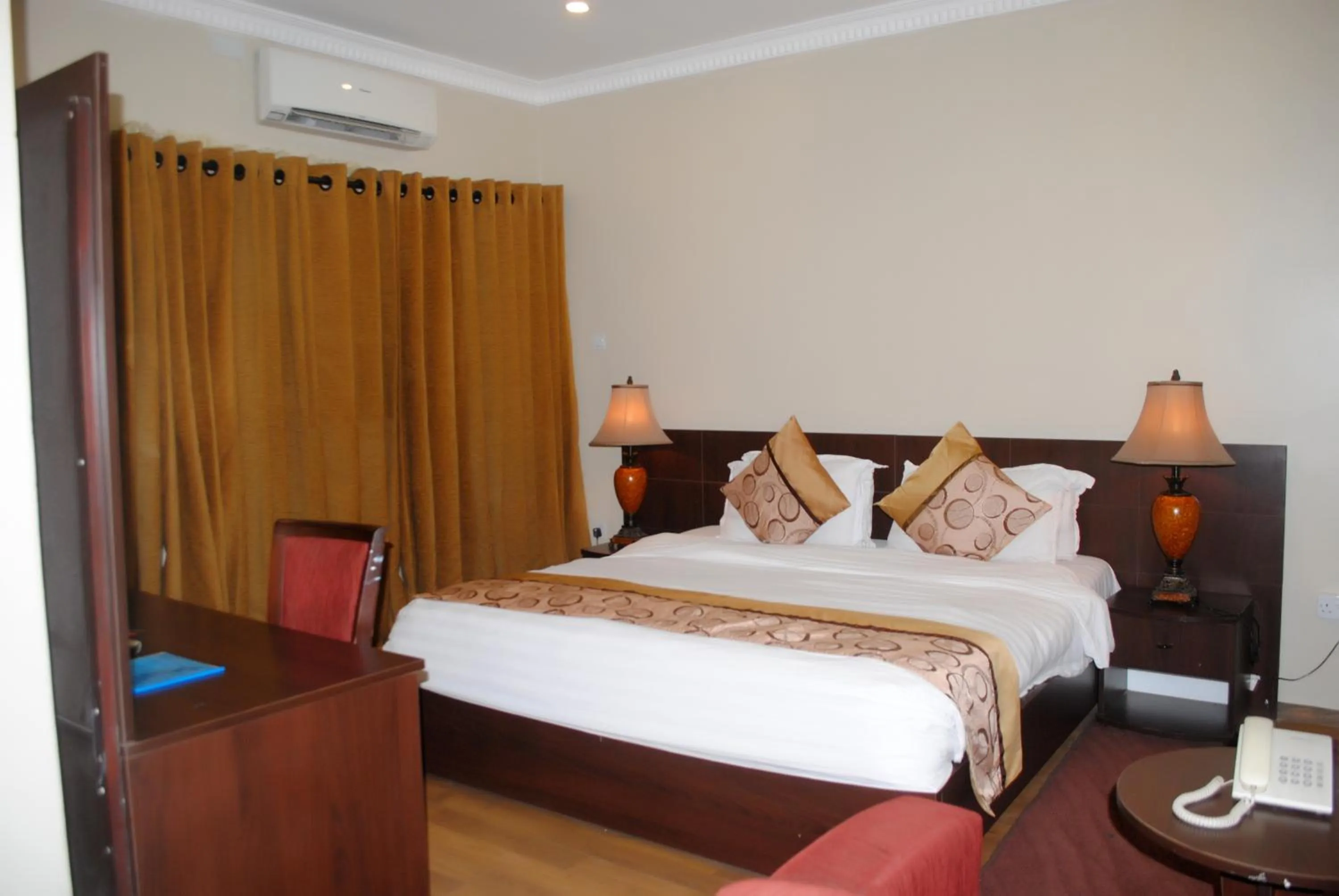 Bedroom, Bed in Grand Inn & Suites