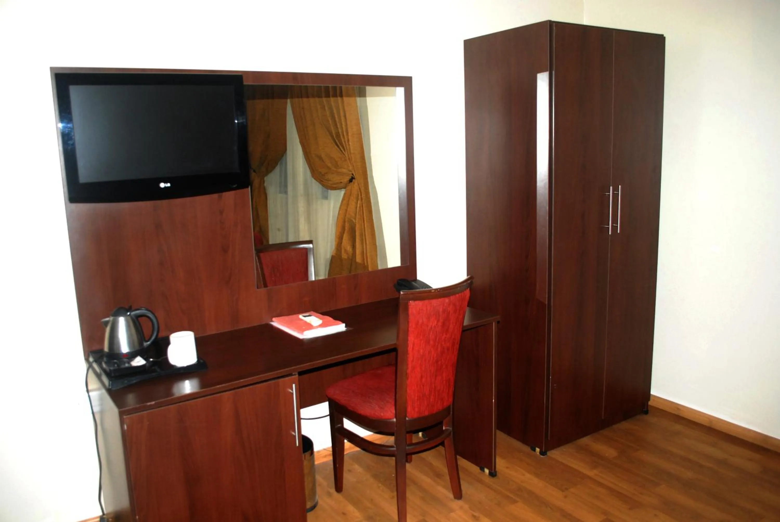 TV and multimedia in Grand Inn & Suites